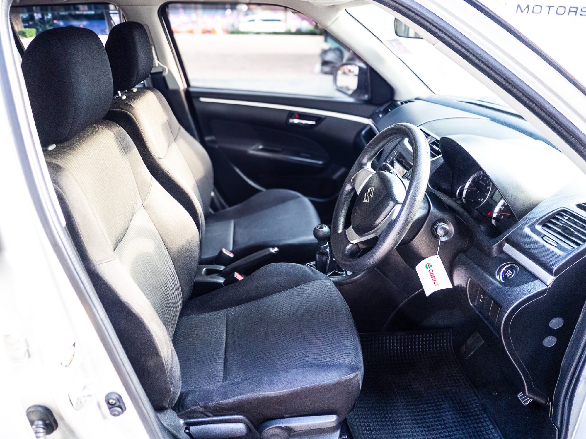 2014 Suzuki Swift สีเงิน (รูปที่ 11)