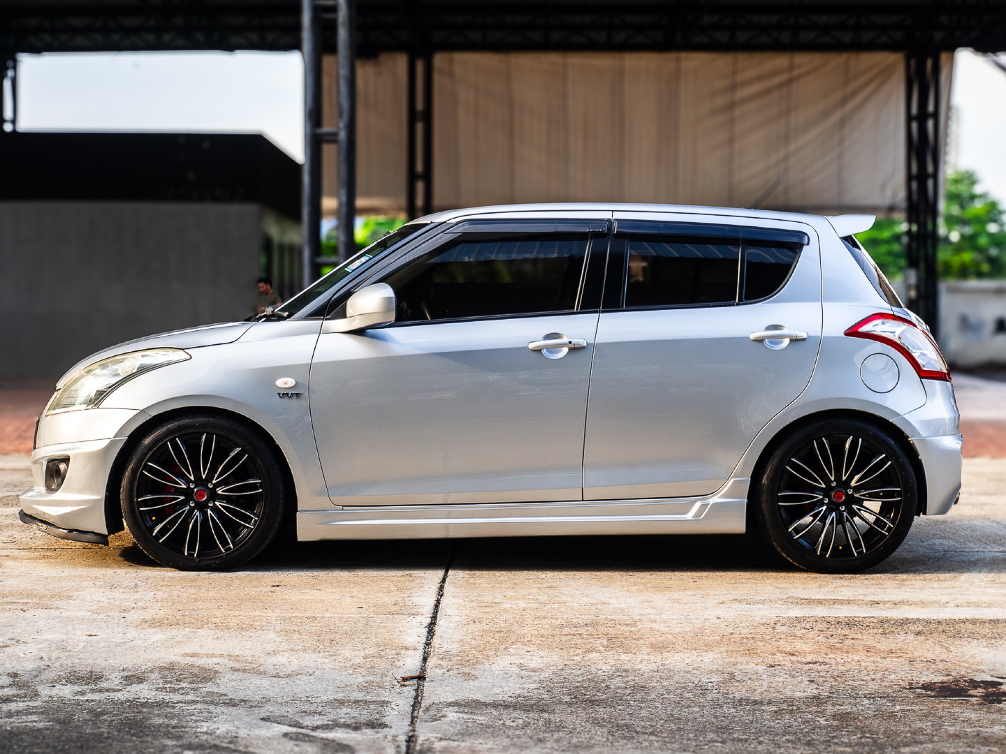 2014 Suzuki Swift สีเงิน (รูปที่ 4)