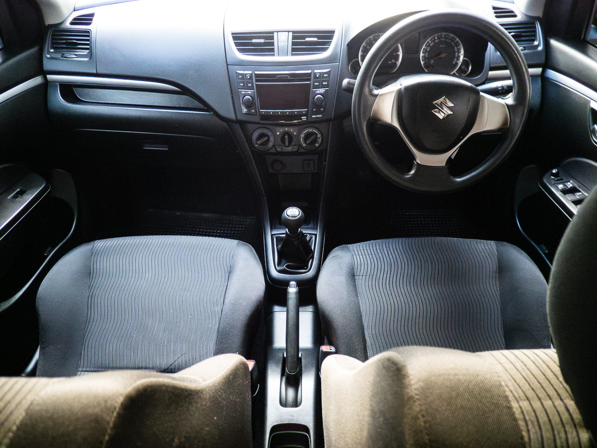 2014 Suzuki Swift สีเงิน (รูปที่ 17)