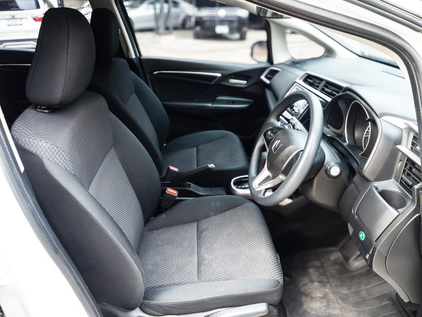 2021 Honda Jazz GK สีขาว (รูปที่ 8)