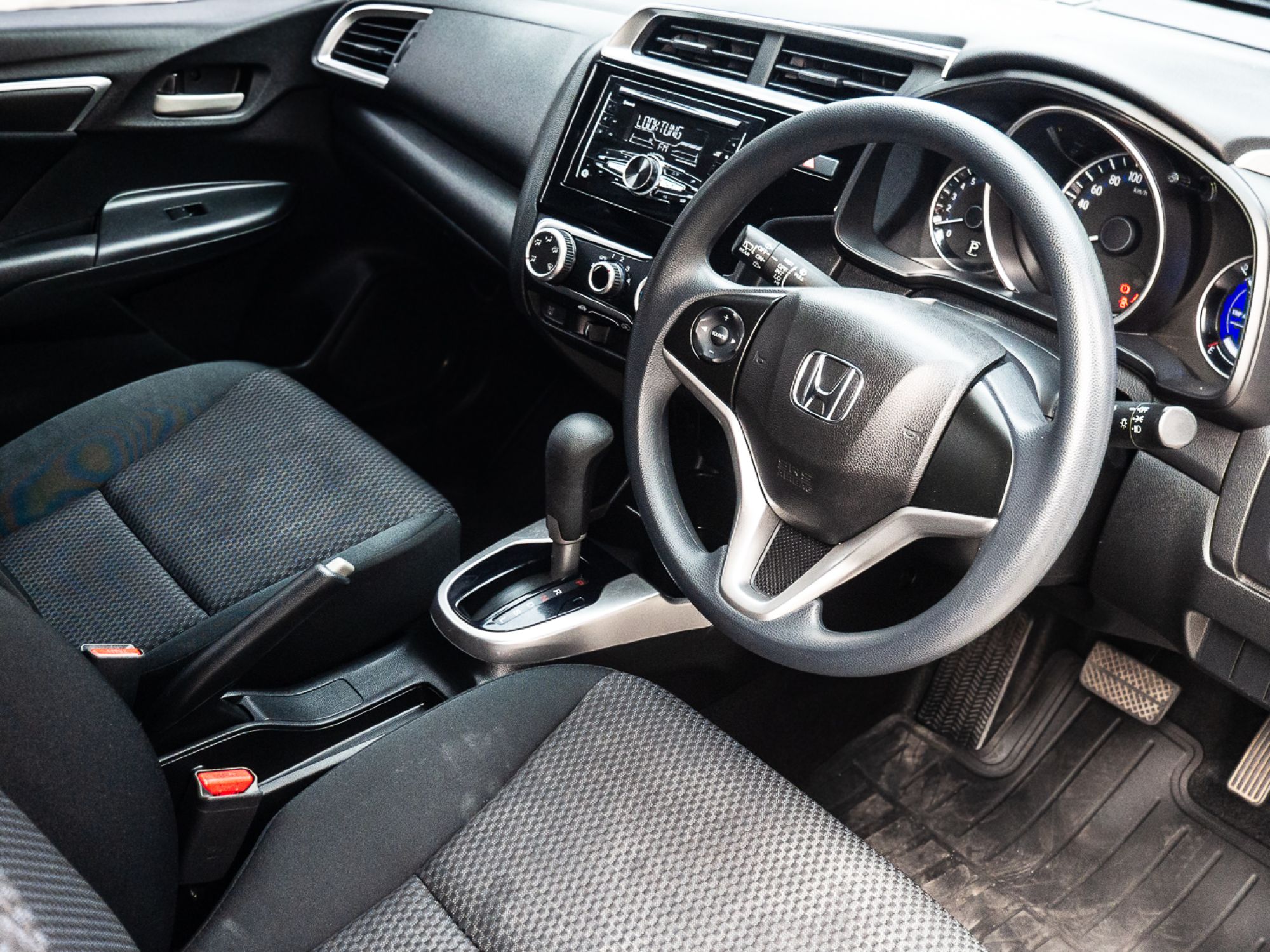 2021 Honda Jazz GK สีขาว (รูปที่ 9)