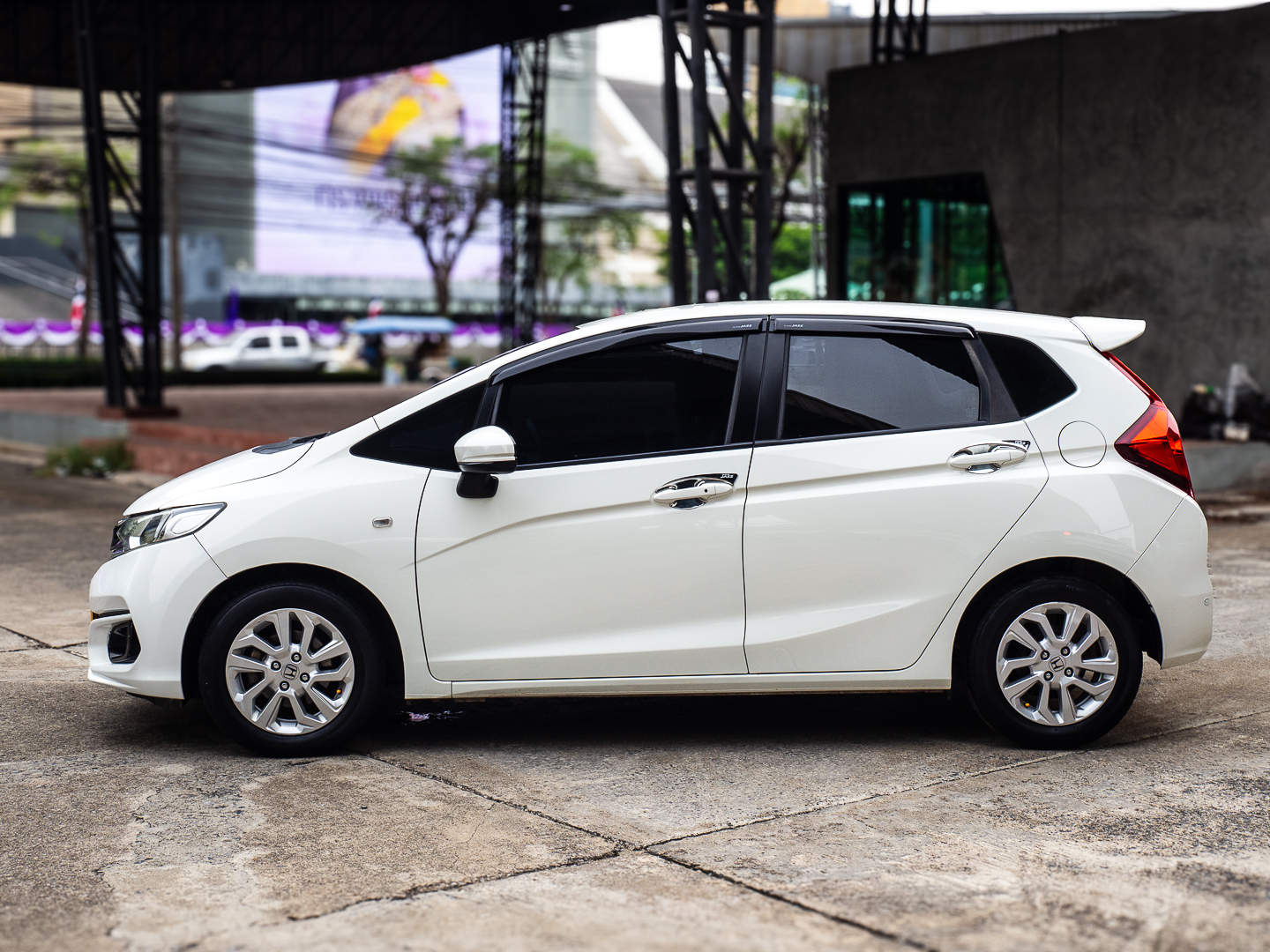 2021 Honda Jazz GK สีขาว (รูปที่ 4)