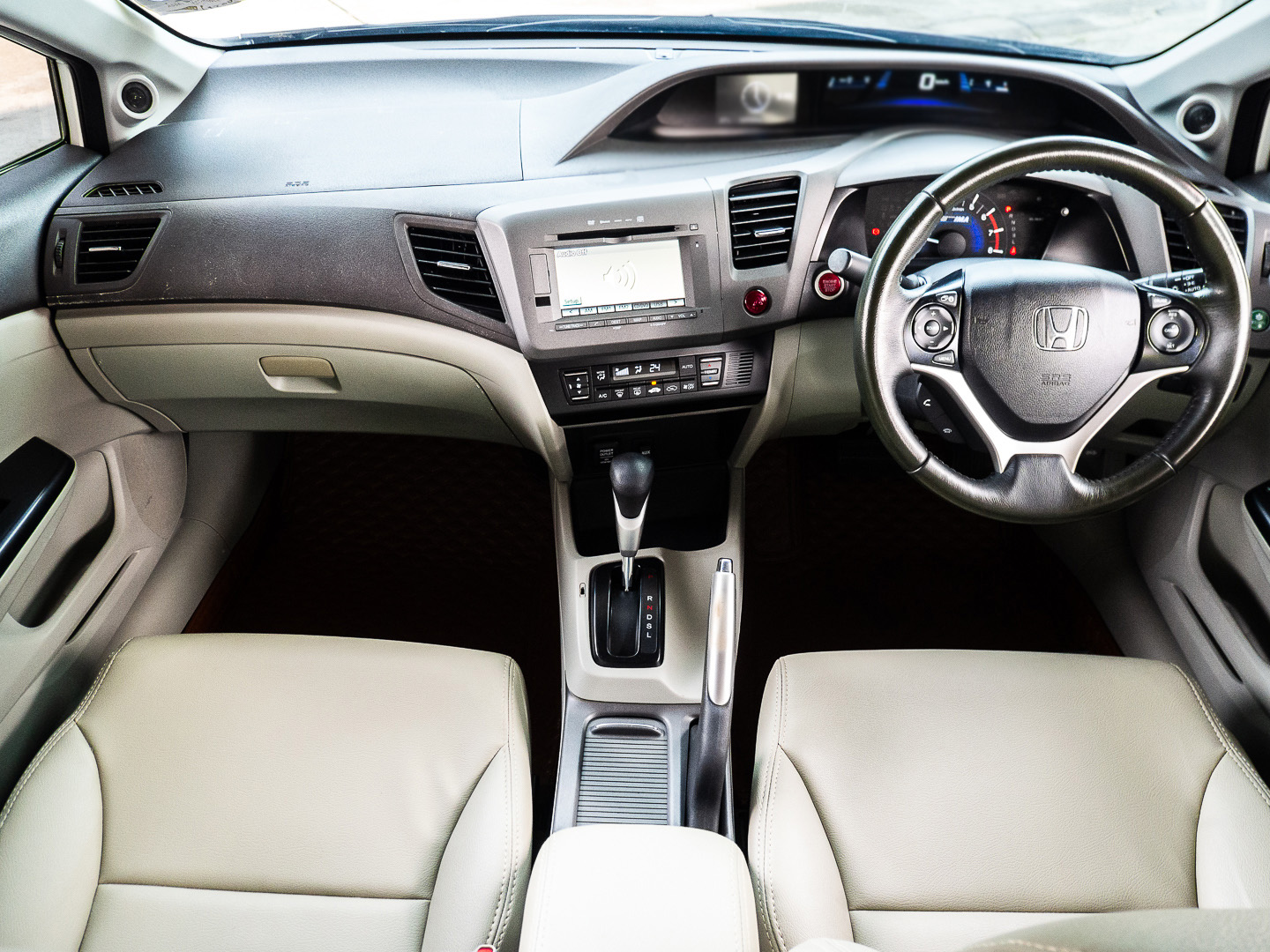 2013 Honda Civic FB สีขาว (รูปที่ 13)