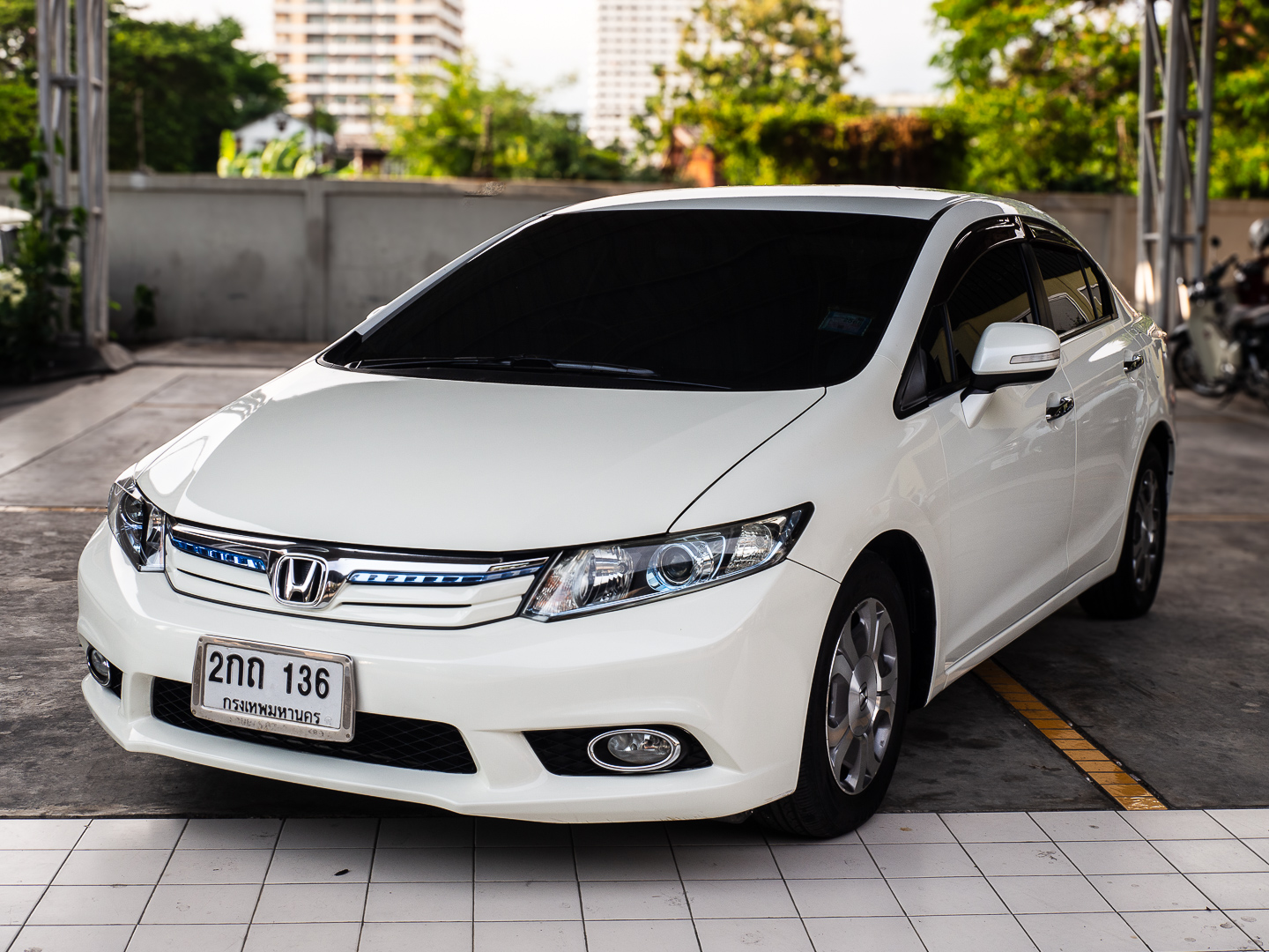 2013 Honda Civic FB สีขาว (รูปที่ 3)