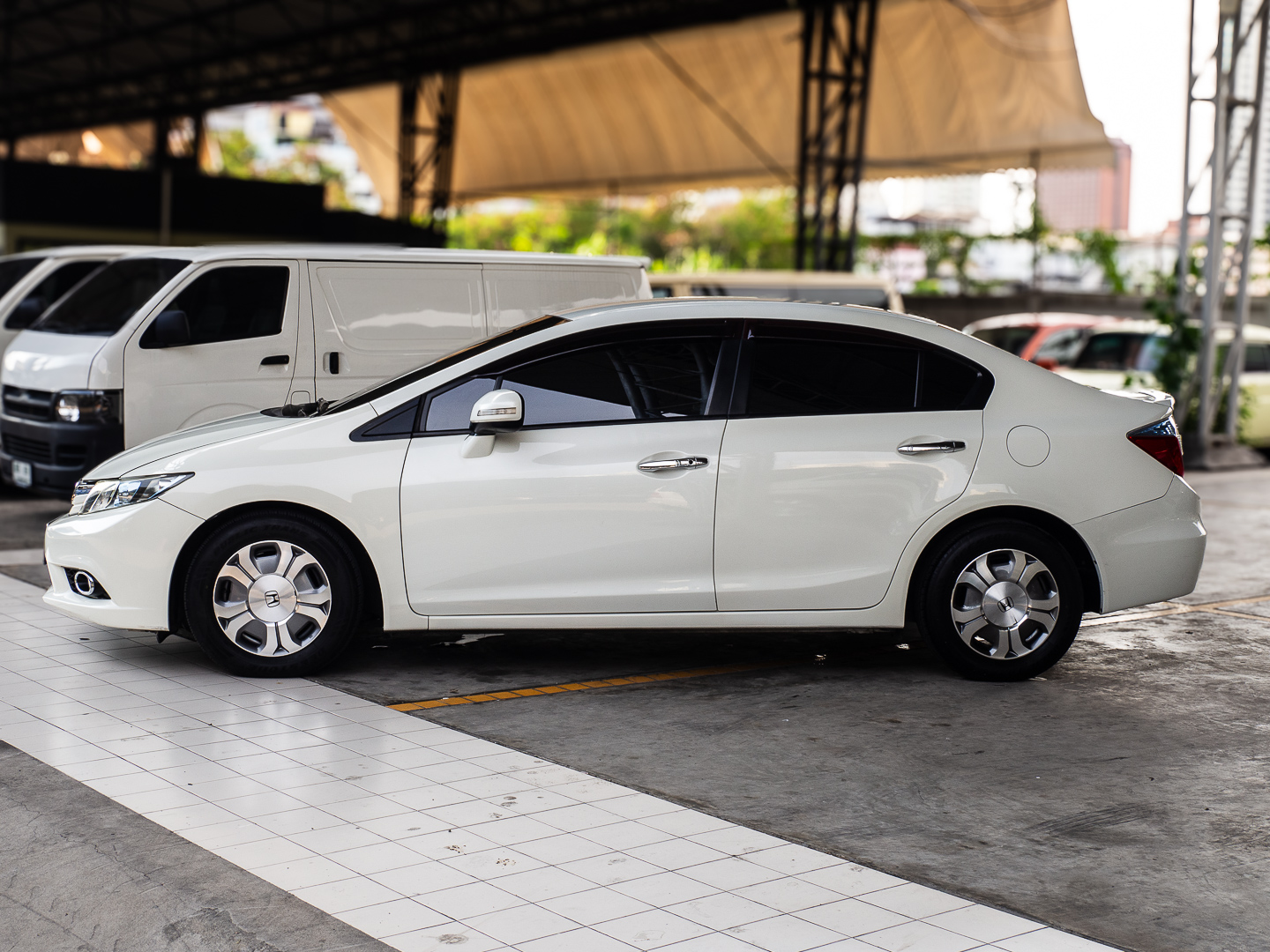 2013 Honda Civic FB สีขาว (รูปที่ 4)