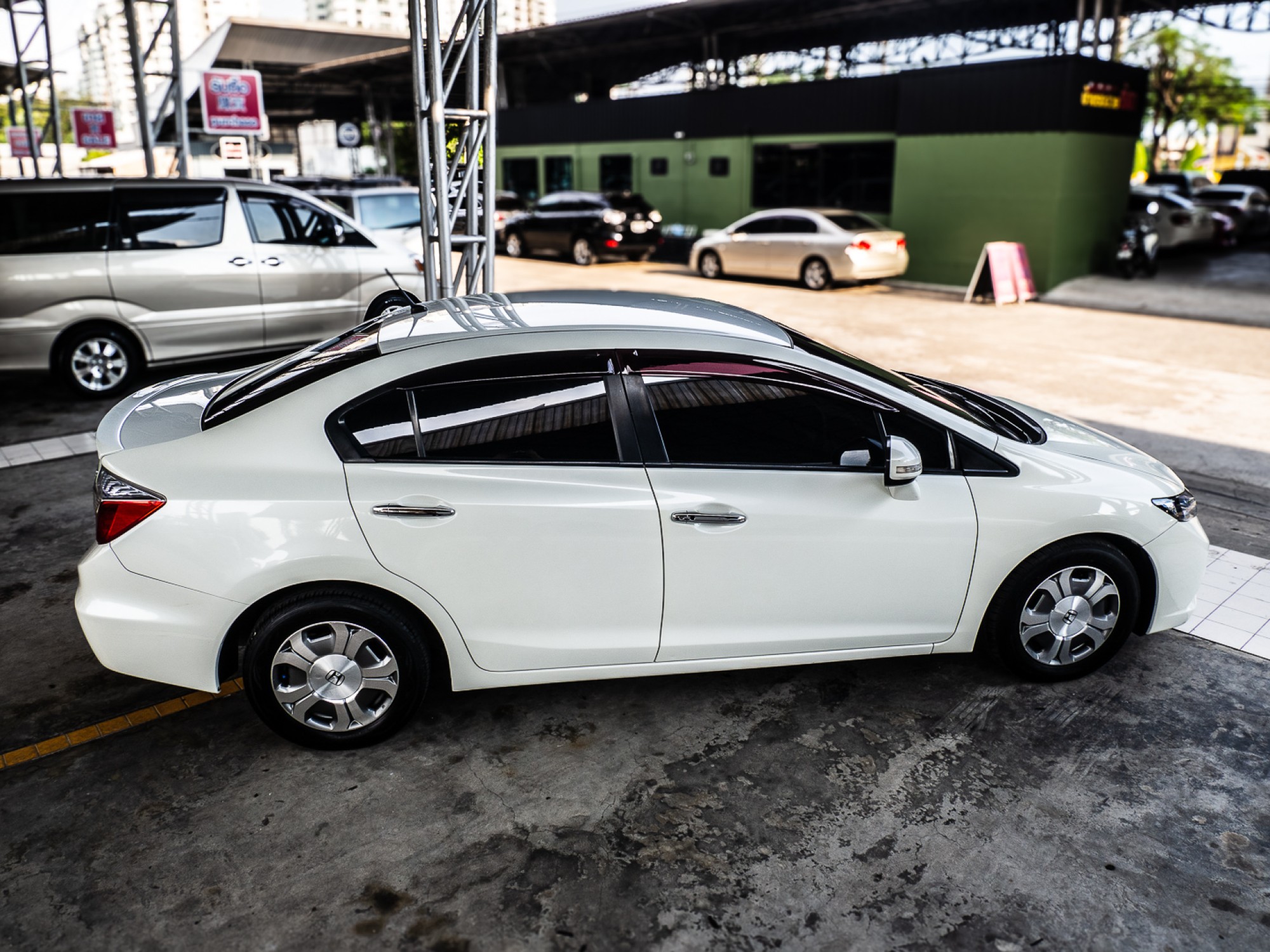 2013 Honda Civic FB สีขาว (รูปที่ 18)