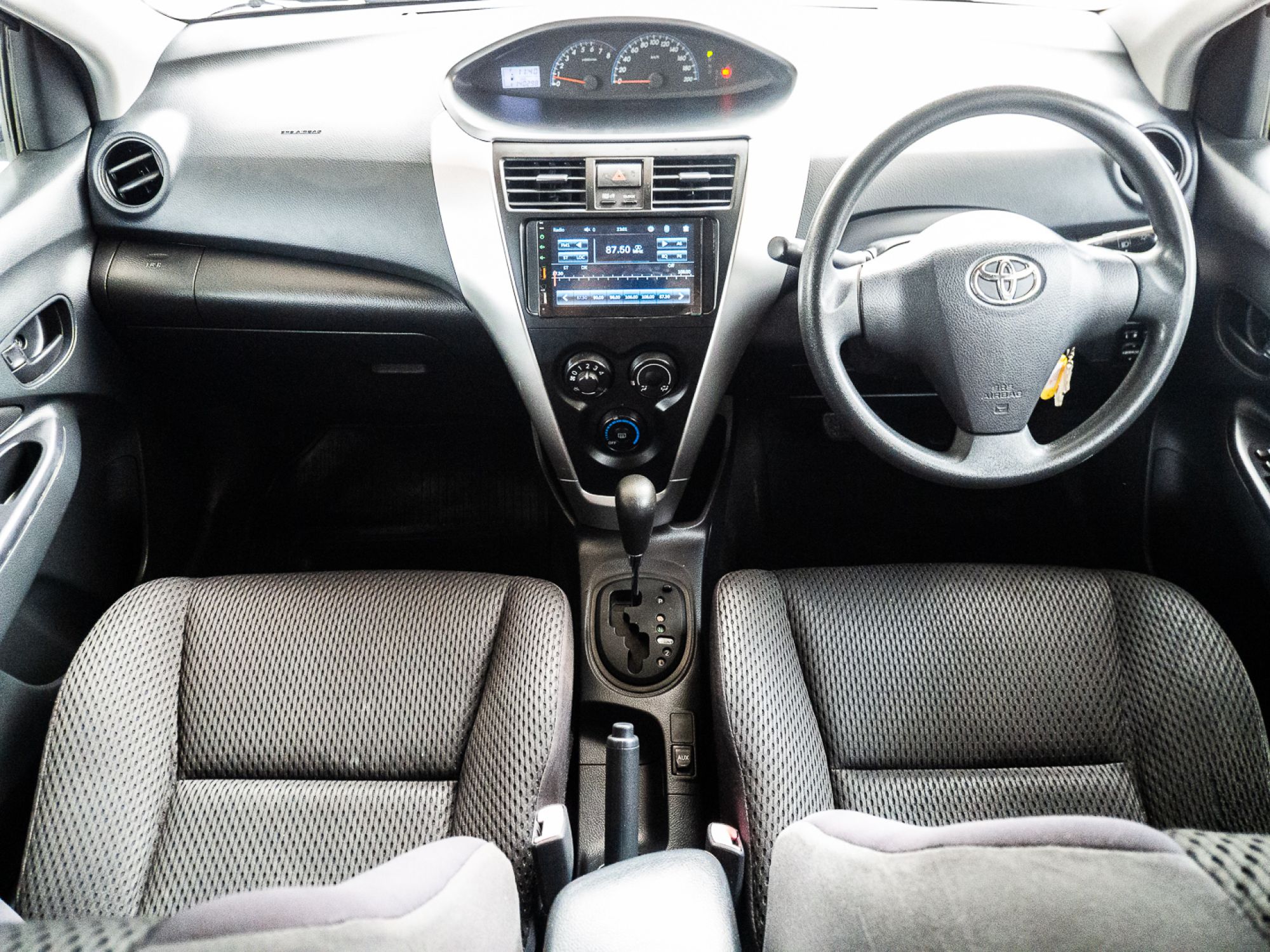 2013 Toyota Vios สีขาว (รูปที่ 12)