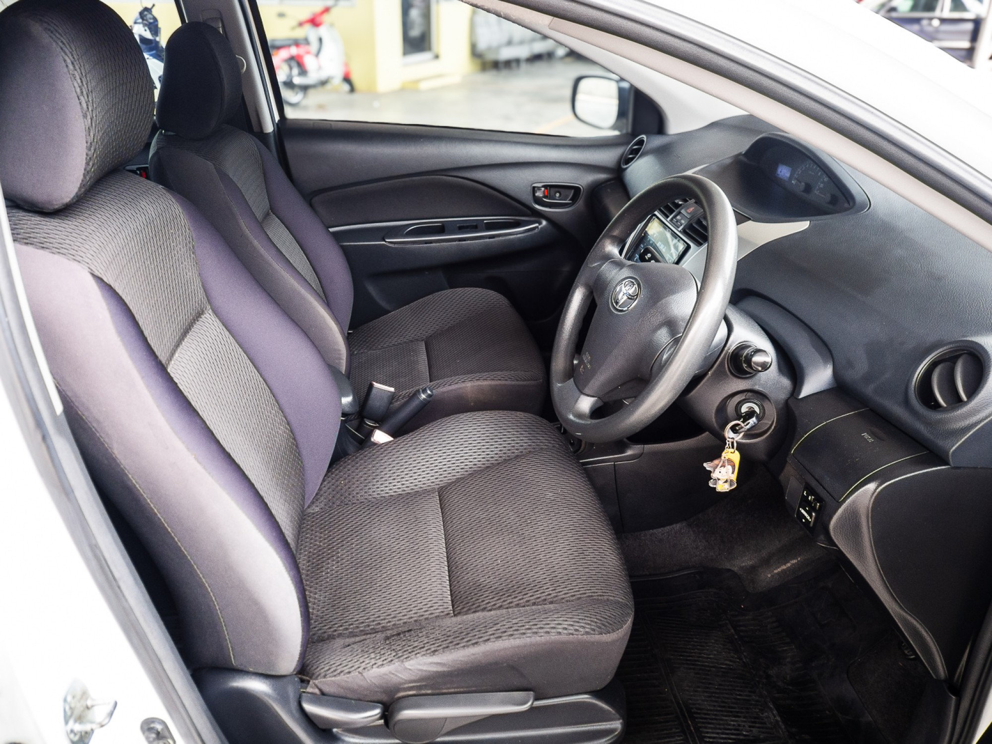 2013 Toyota Vios สีขาว (รูปที่ 8)