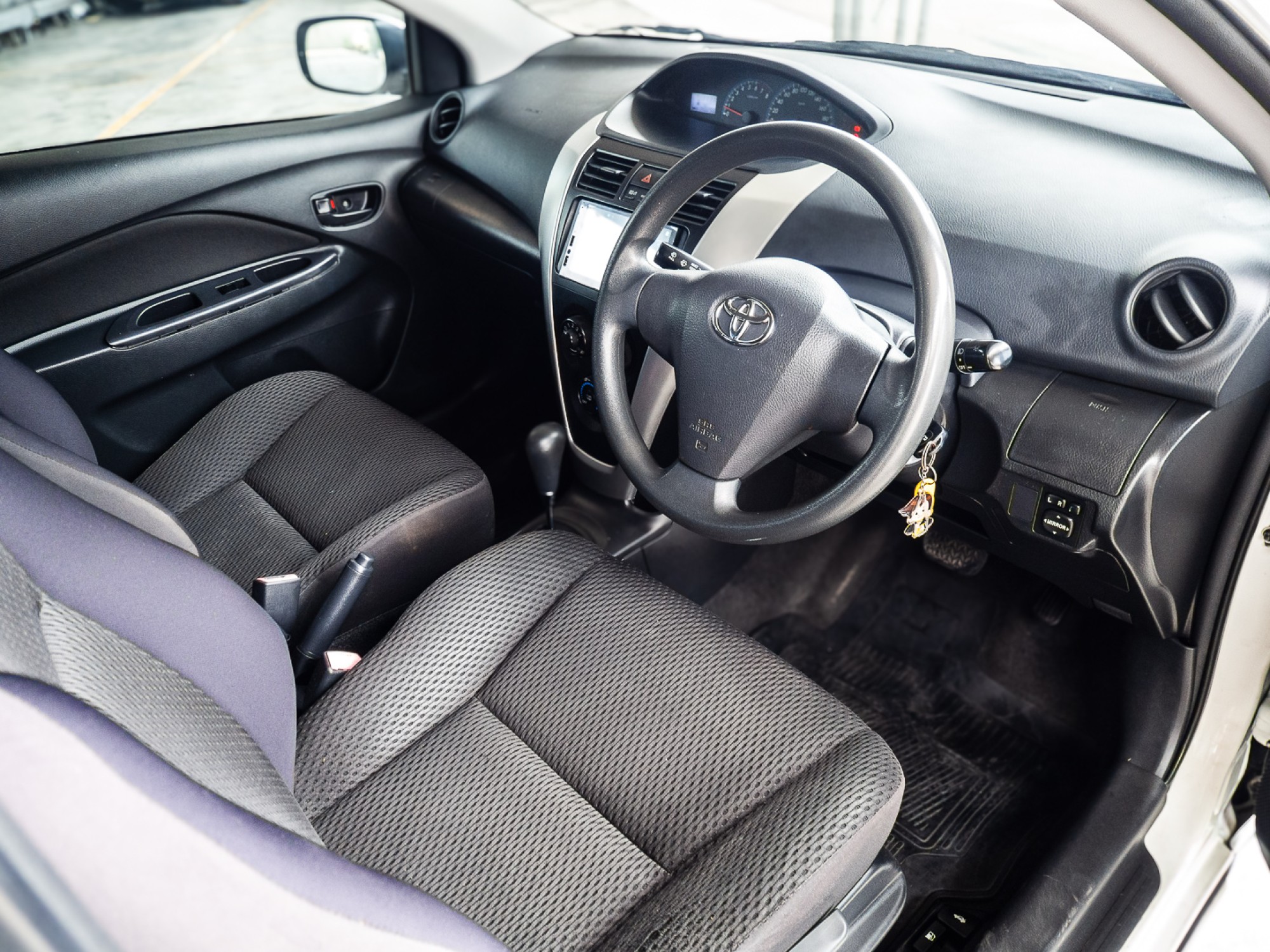 2013 Toyota Vios สีขาว (รูปที่ 9)