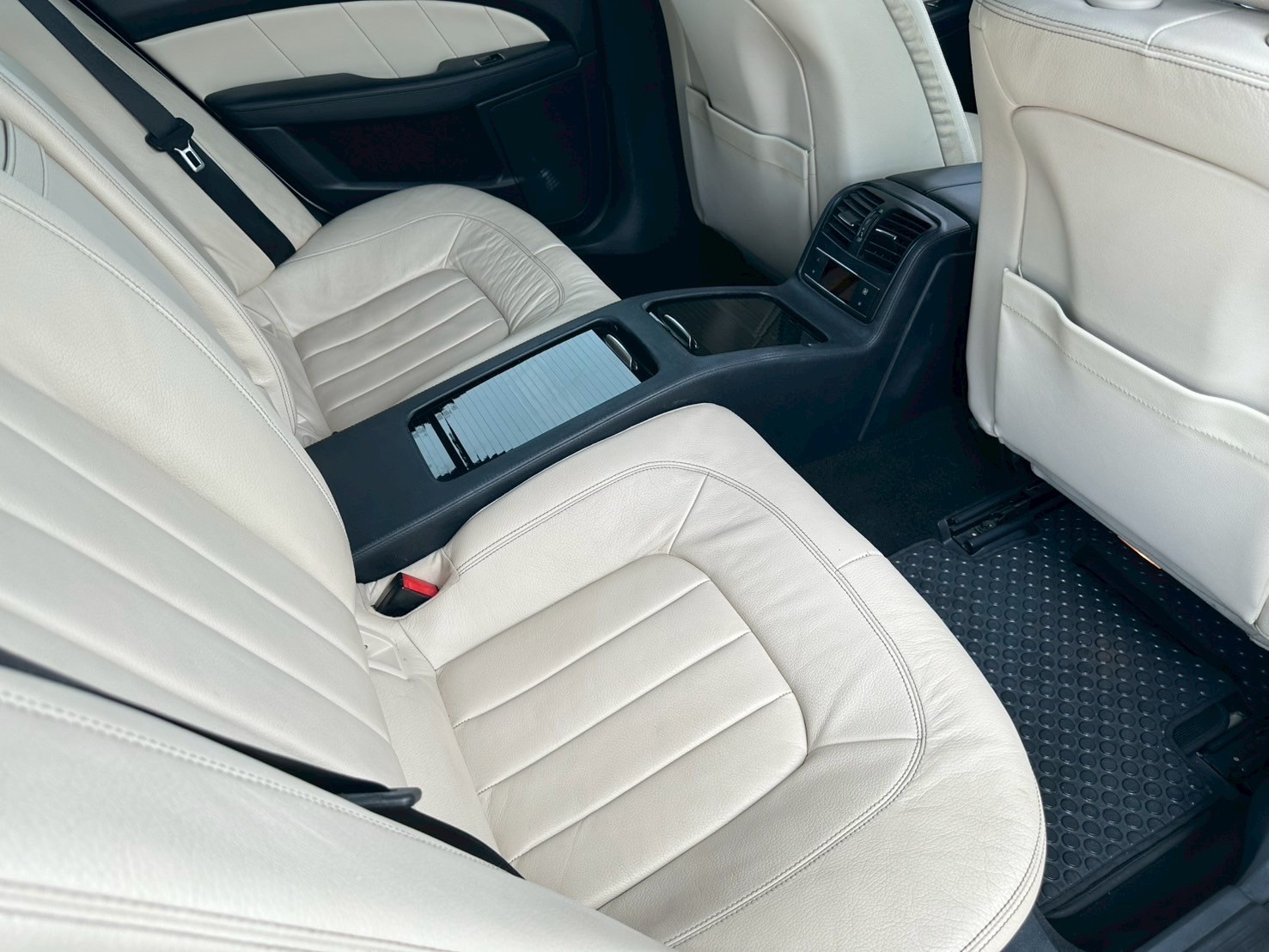 2012 Mercedes-Benz CLS-Class W218 CLS250 สีขาว (รูปที่ 16)