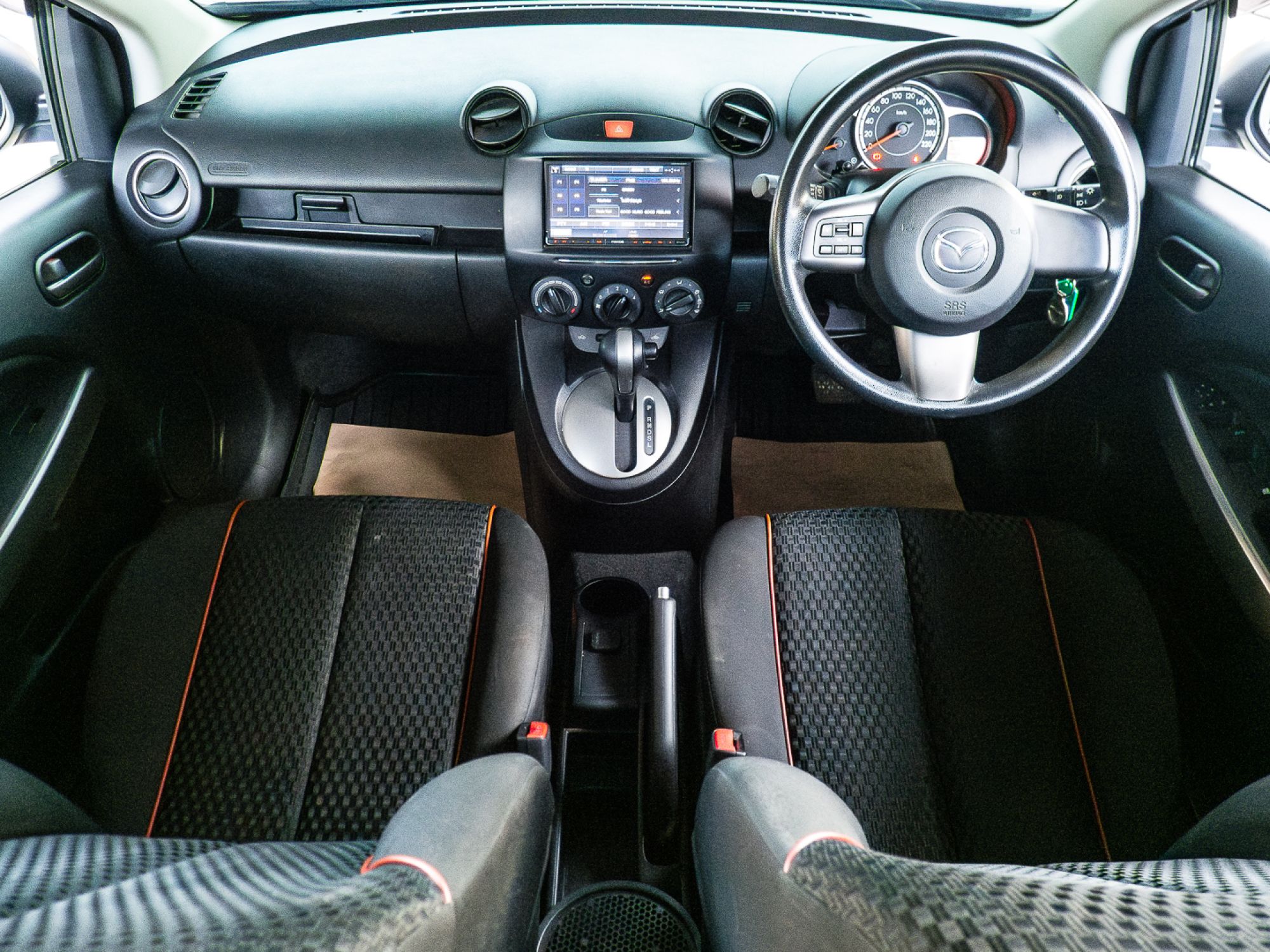 2014 Mazda 2 Sports (5 ประตู) สีเทา (รูปที่ 10)