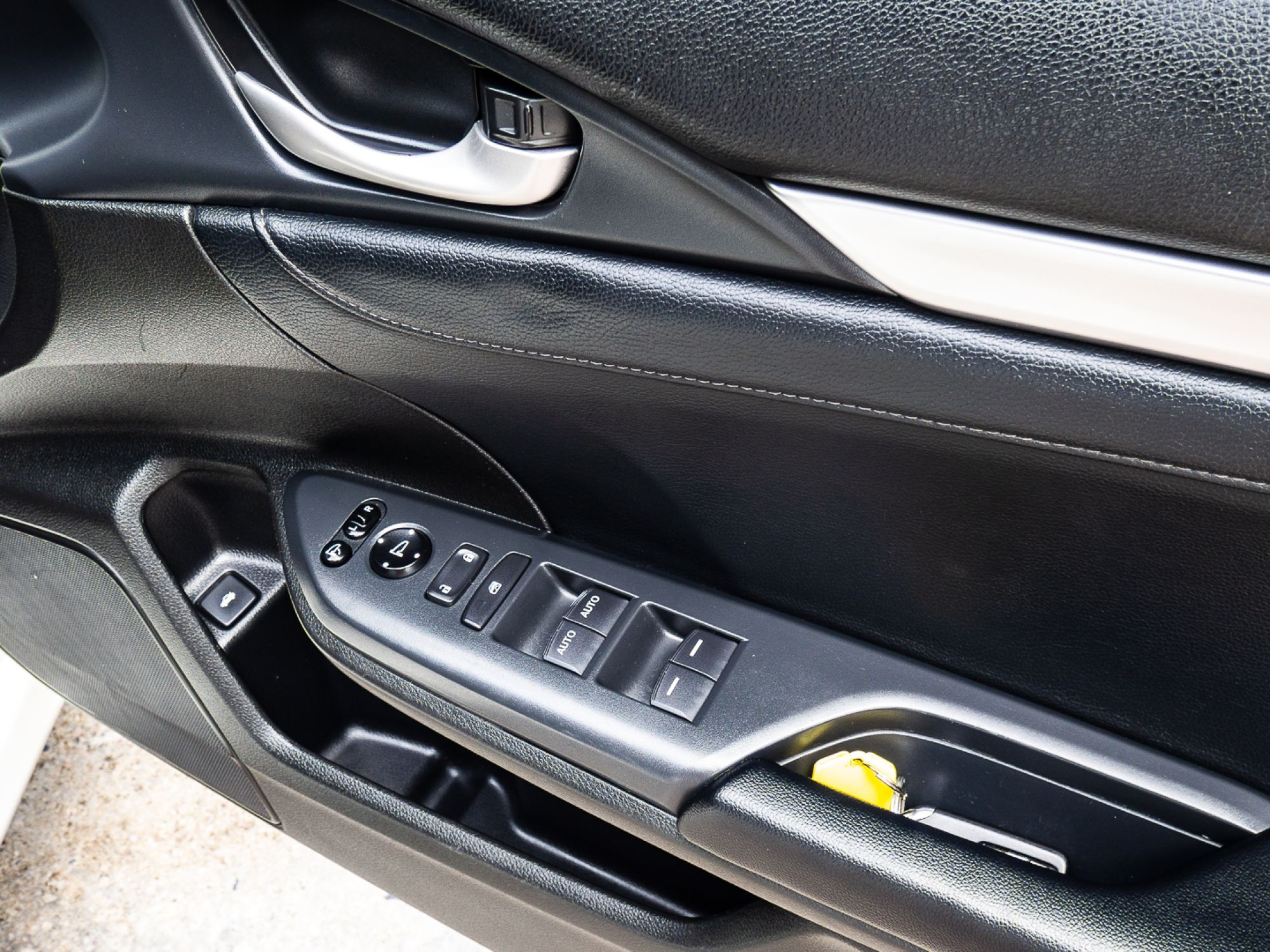 2016 Honda Civic Sedan สีขาว (รูปที่ 9)