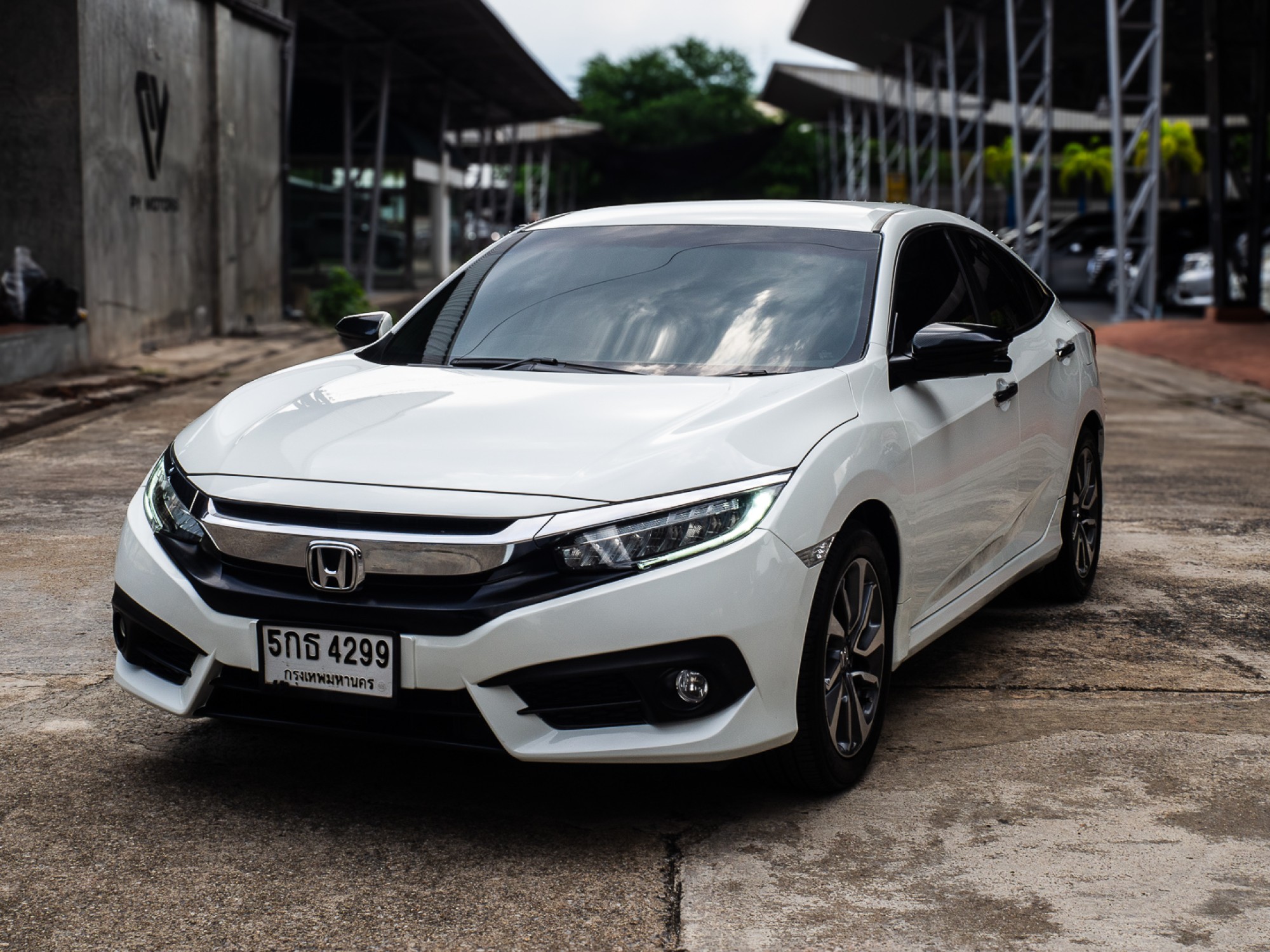 2016 Honda Civic Sedan สีขาว (รูปที่ 2)