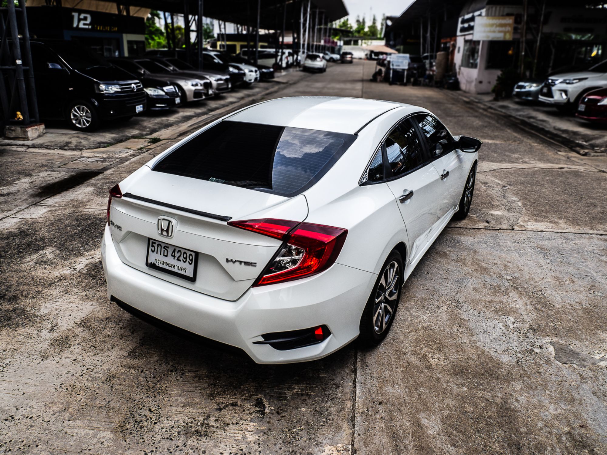2016 Honda Civic Sedan สีขาว (รูปที่ 16)