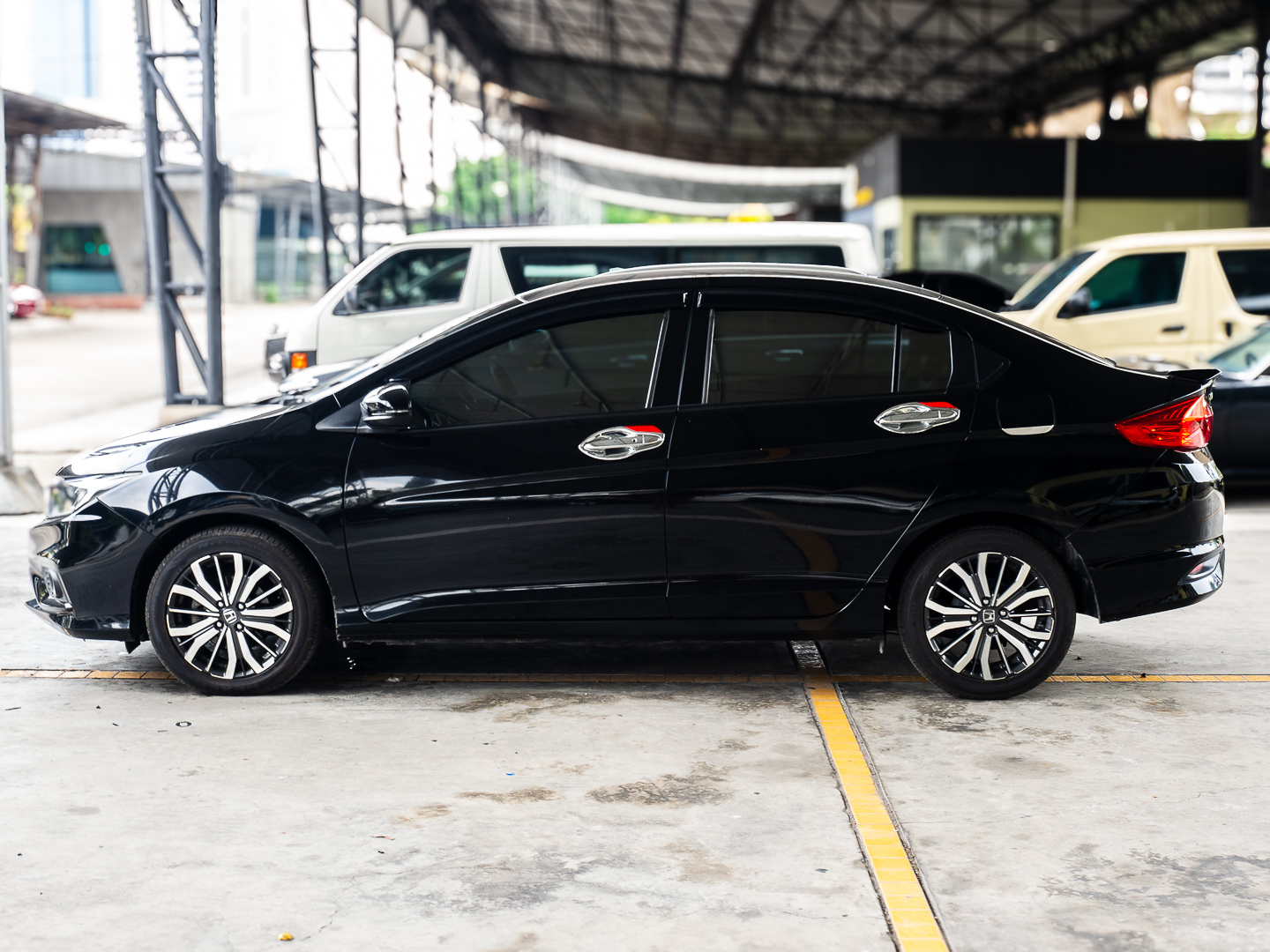 2017 Honda City สีดำ (รูปที่ 4)