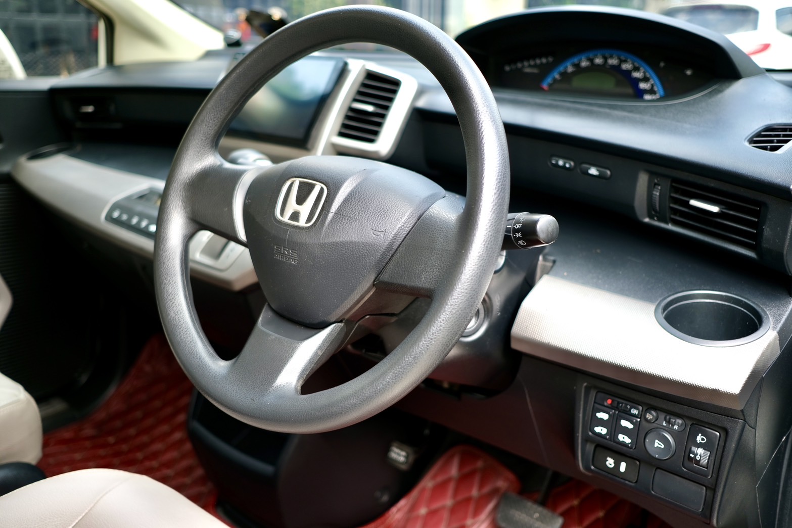 Honda freed 1.5SE ปี 2012 ประตูไฟฟ้า ออโต้ เบนซิน สีขาว (รูปที่ 9)