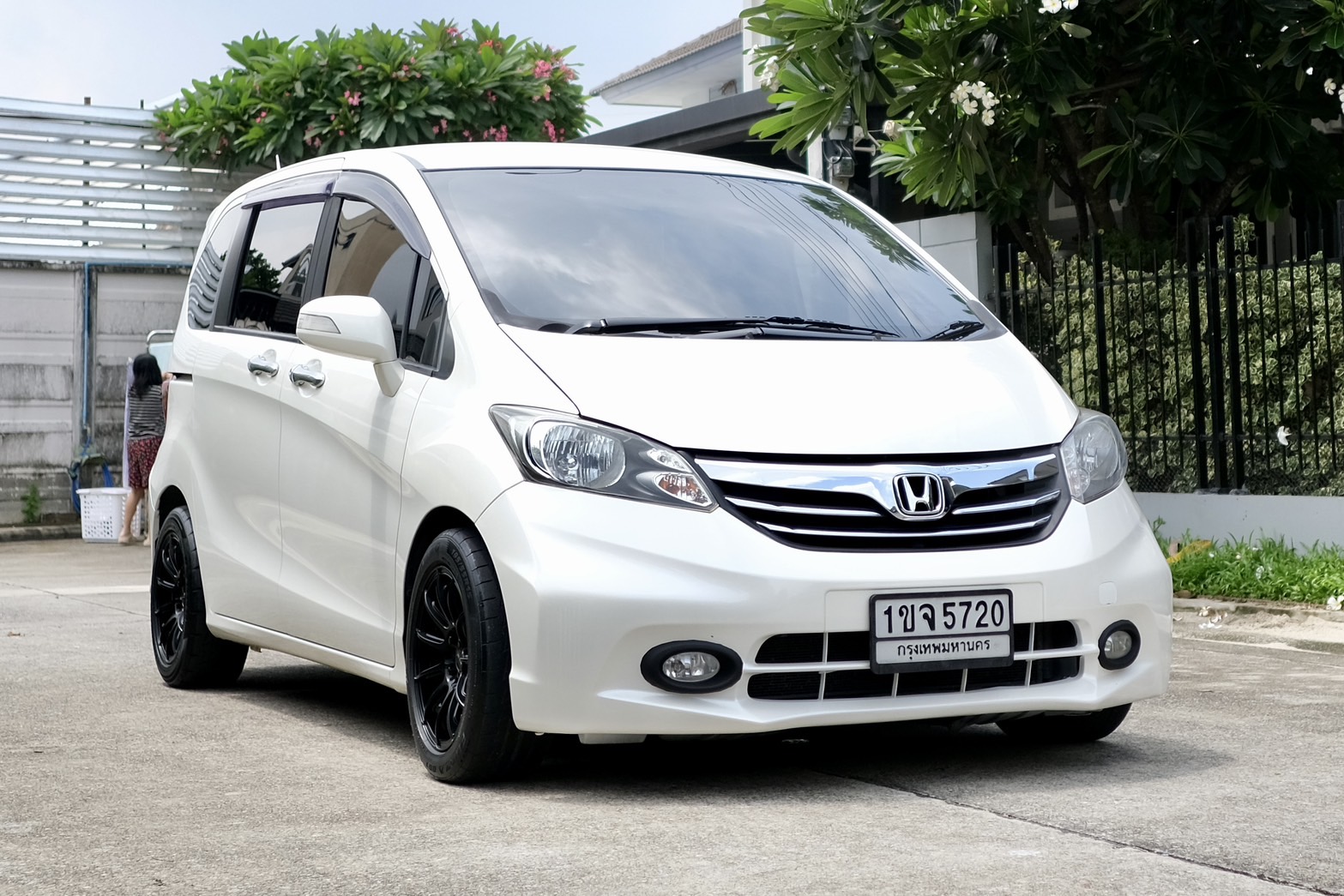 Honda freed 1.5SE ปี 2012 ประตูไฟฟ้า ออโต้ เบนซิน สีขาว