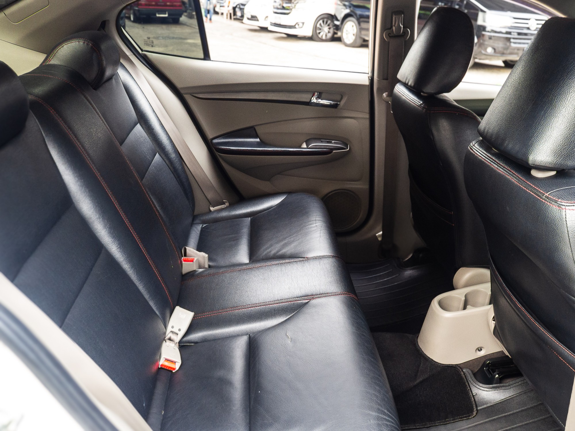 2012 Honda City สีขาว (รูปที่ 9)