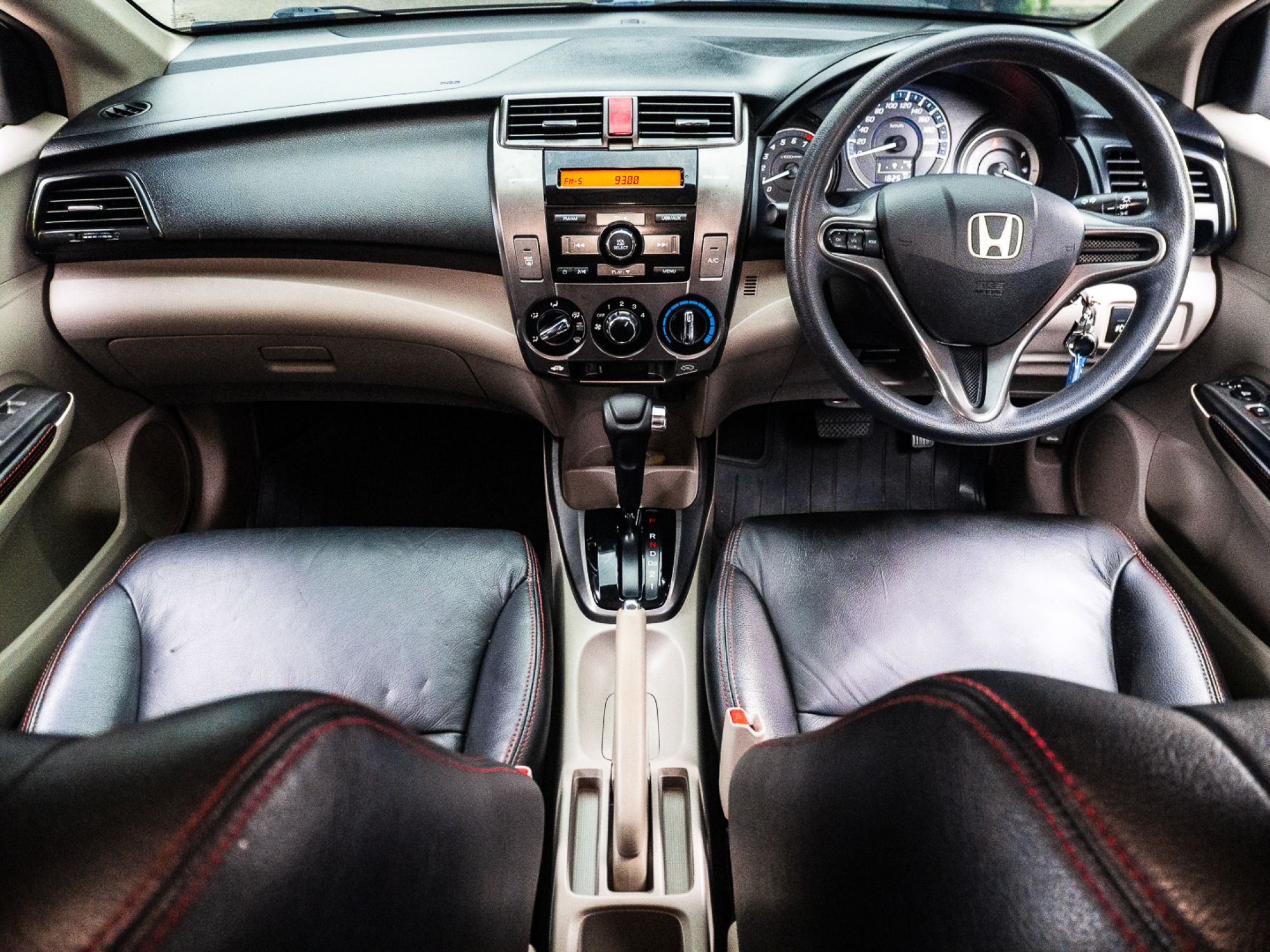 2012 Honda City สีขาว (รูปที่ 8)