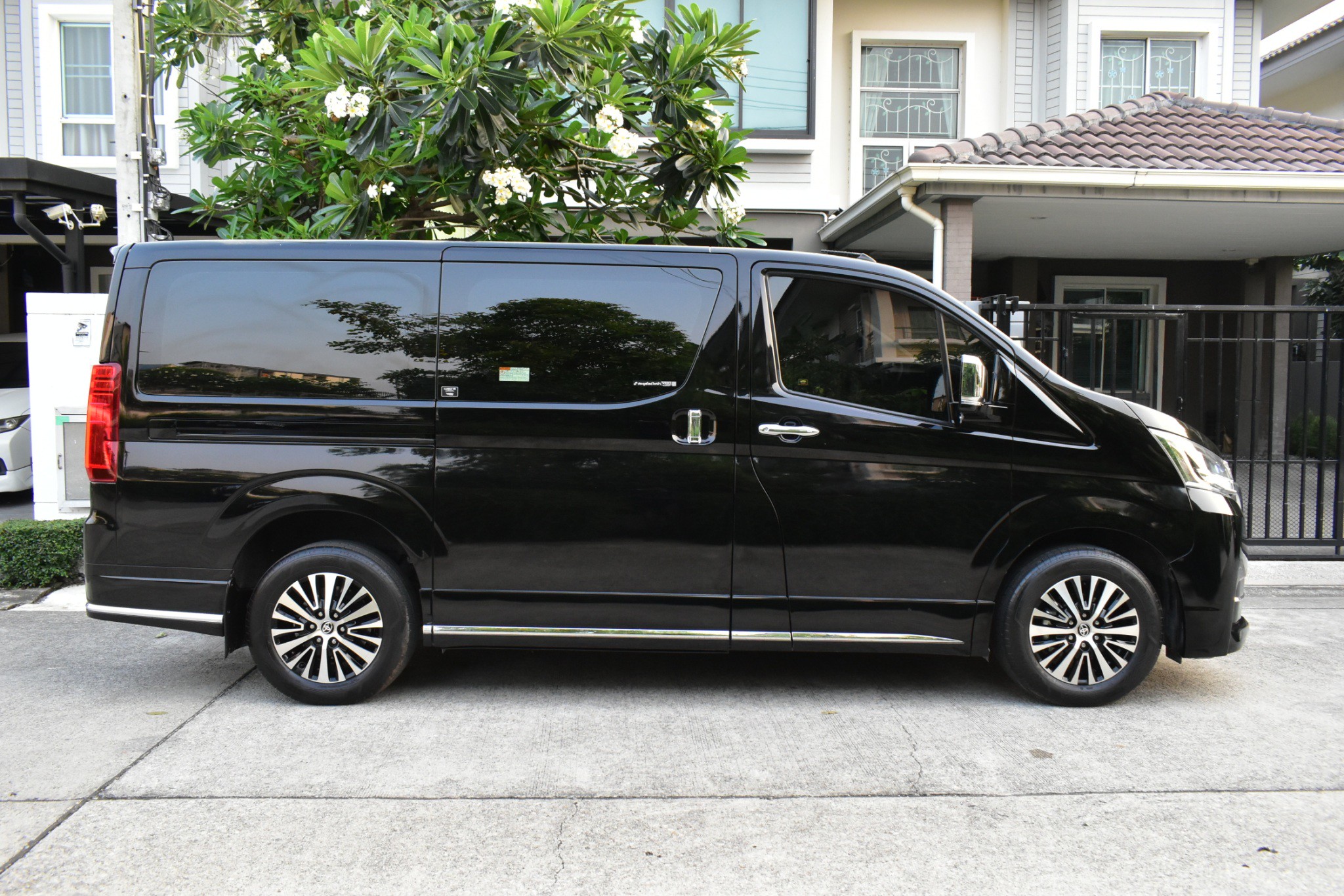 TOYOTA #MAJESTY 2.8 Standard 6AT ปี2020 สีดำ ออโต้ ดีเซล ไมล์ 7x,xxx km (รูปที่ 7)
