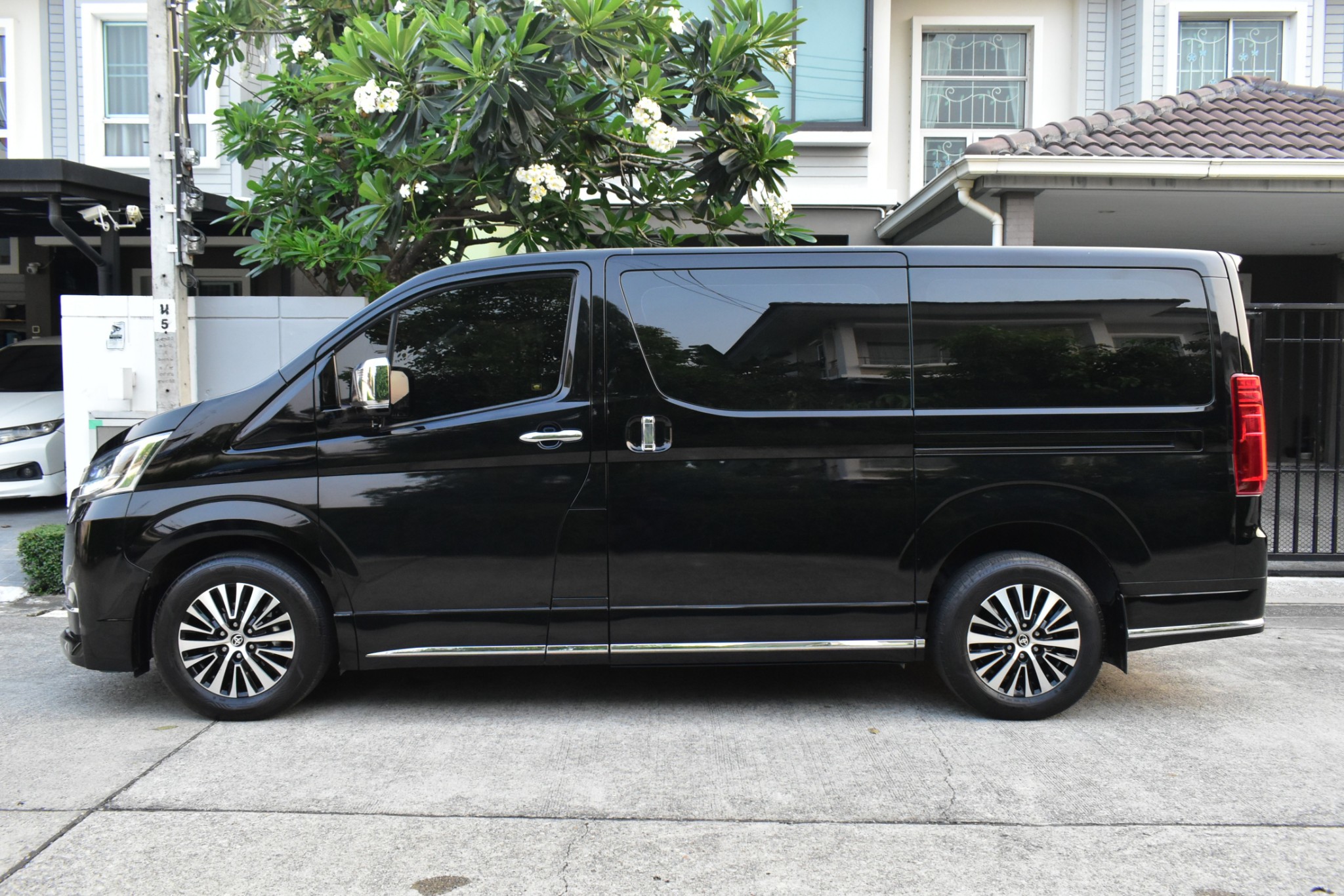 TOYOTA #MAJESTY 2.8 Standard 6AT ปี2020 สีดำ ออโต้ ดีเซล ไมล์ 7x,xxx km (รูปที่ 4)