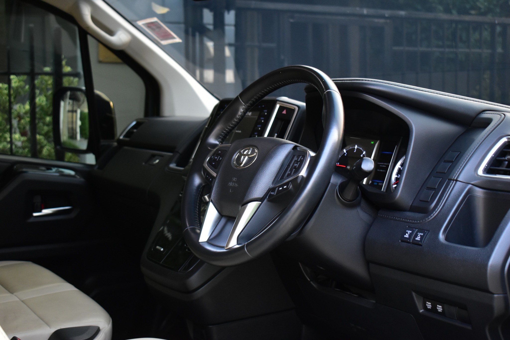 TOYOTA #MAJESTY 2.8 Standard 6AT ปี2020 สีดำ ออโต้ ดีเซล ไมล์ 7x,xxx km (รูปที่ 8)