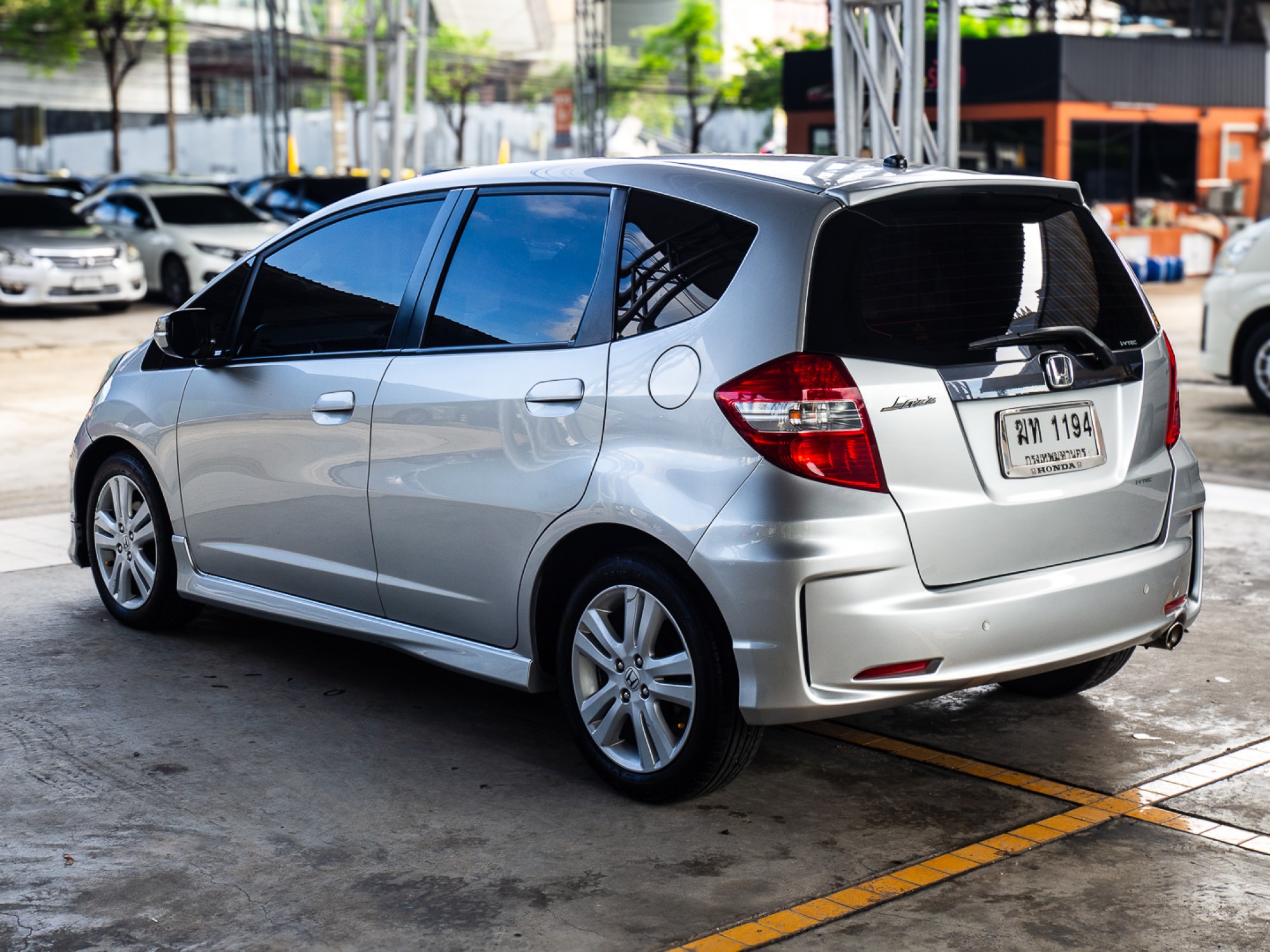 2012 Honda Jazz GE สีเงิน (รูปที่ 5)
