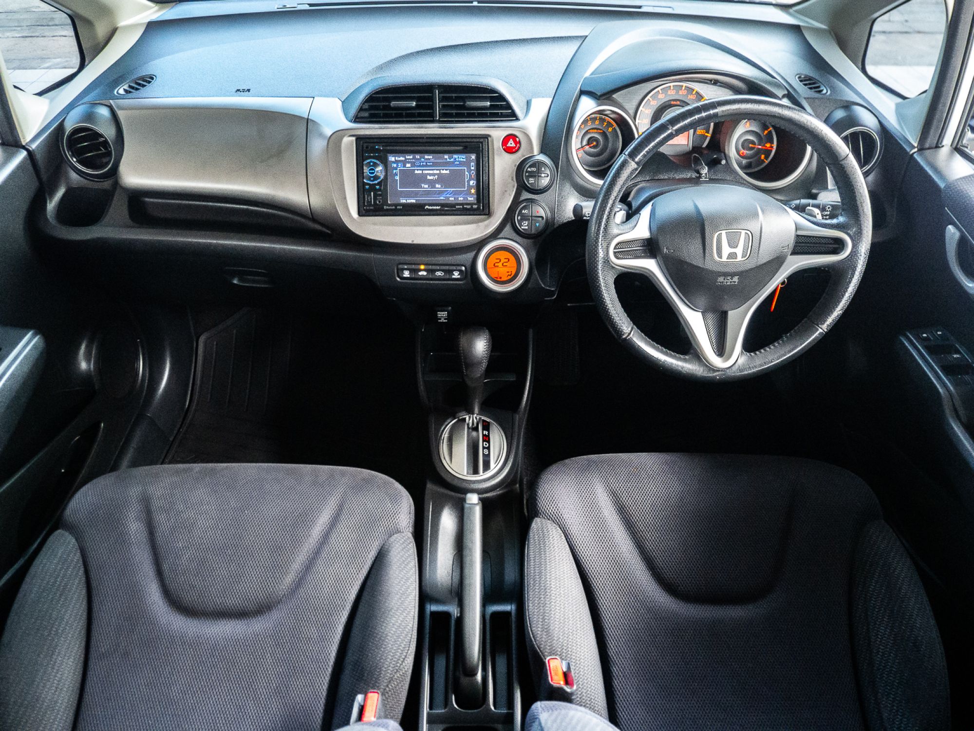 2012 Honda Jazz GE สีเงิน (รูปที่ 14)