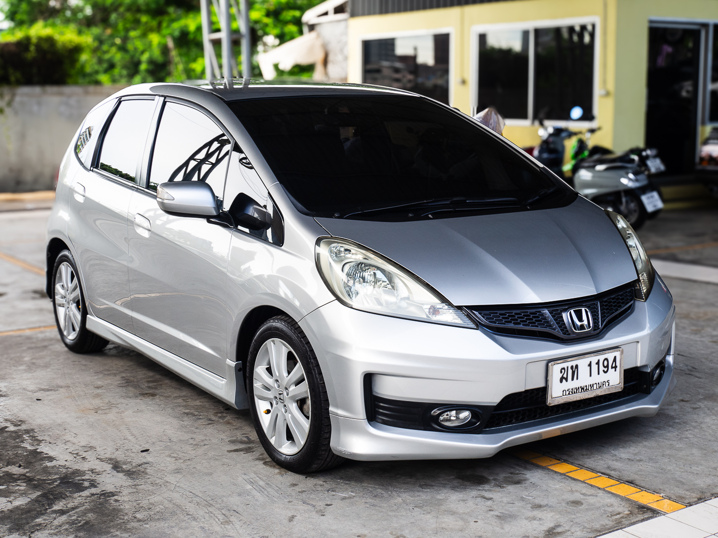 2012 Honda Jazz GE สีเงิน (รูปที่ 3)