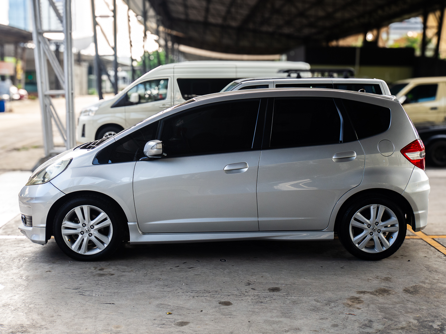 2012 Honda Jazz GE สีเงิน (รูปที่ 4)