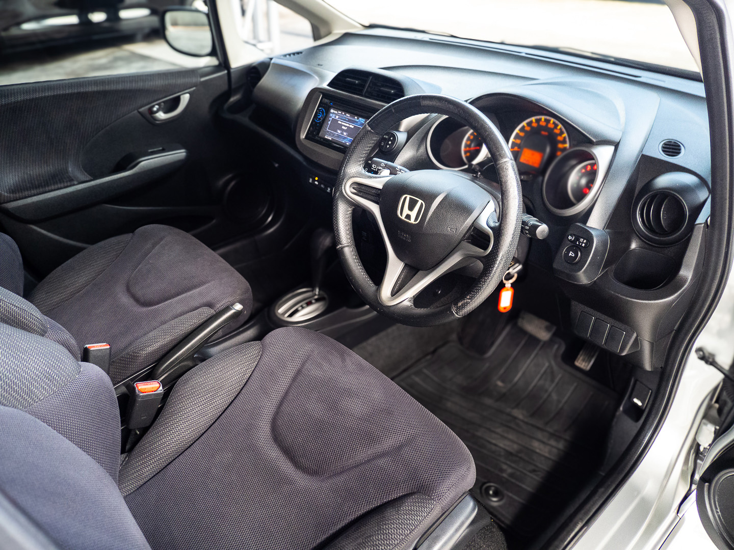 2012 Honda Jazz GE สีเงิน (รูปที่ 8)