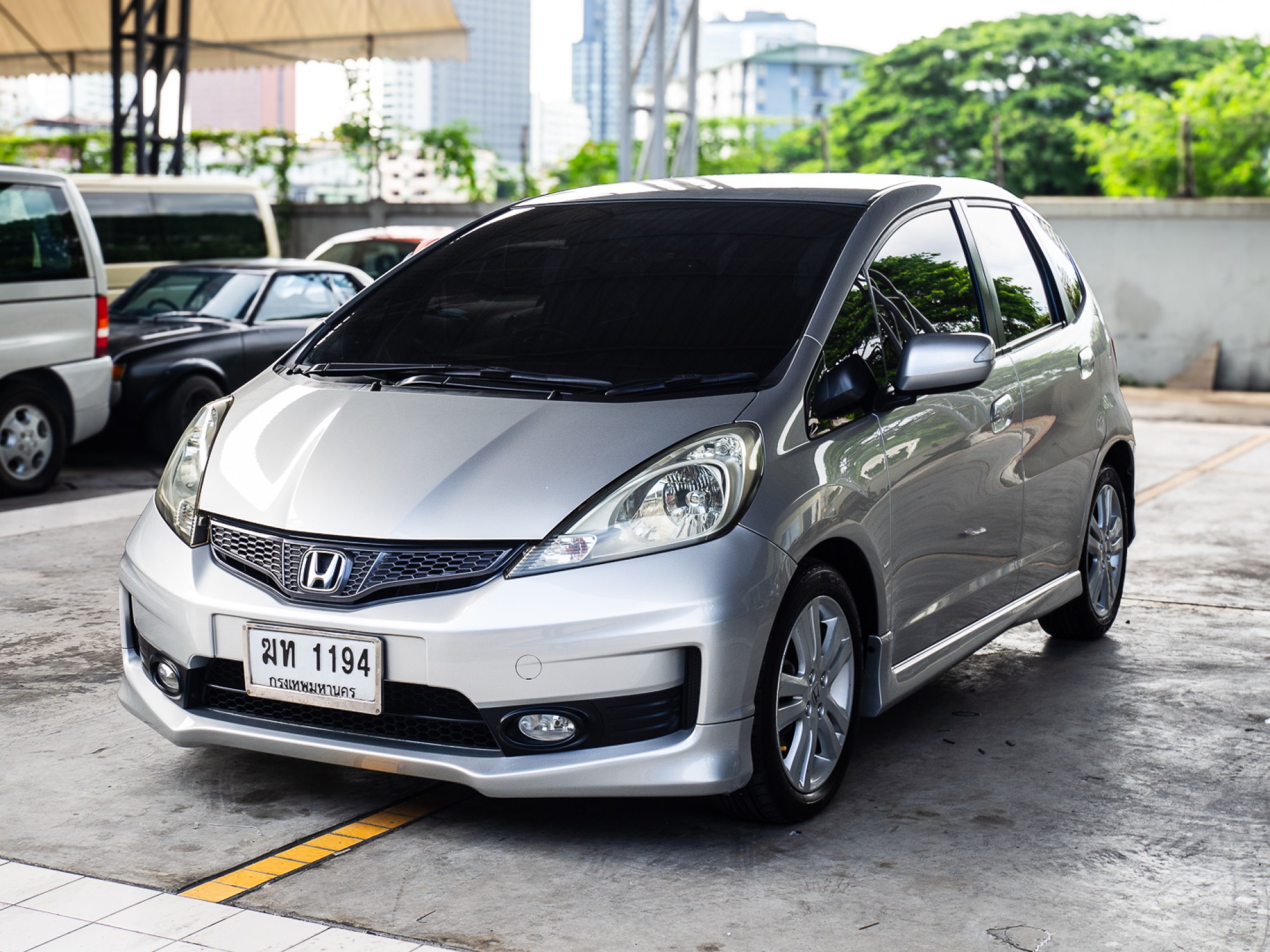 2012 Honda Jazz GE สีเงิน (รูปที่ 2)