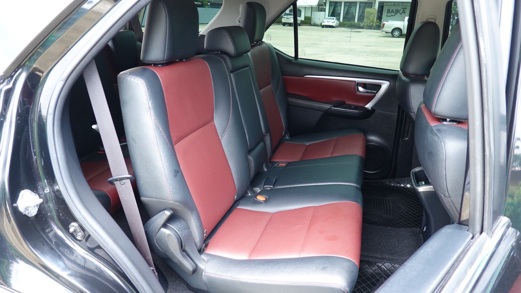 Toyota Fortuner 2.8 TRD Sportivo 2WD 2018 สีดำ (รูปที่ 11)