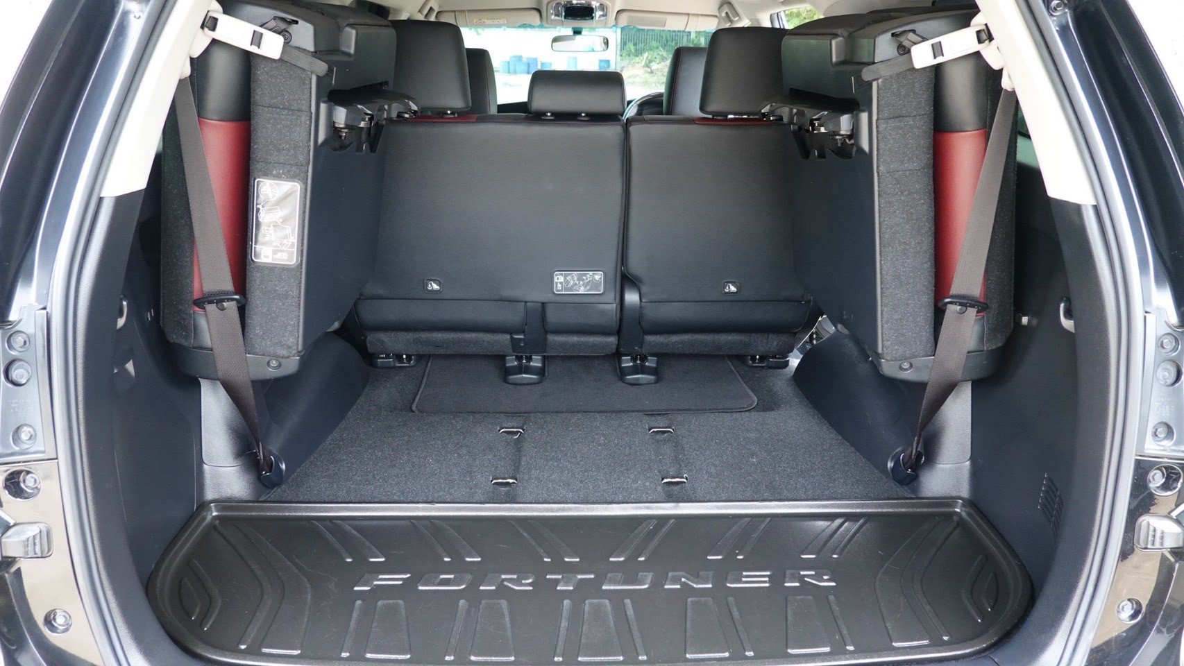 Toyota Fortuner 2.8 TRD Sportivo 2WD 2018 สีดำ (รูปที่ 9)