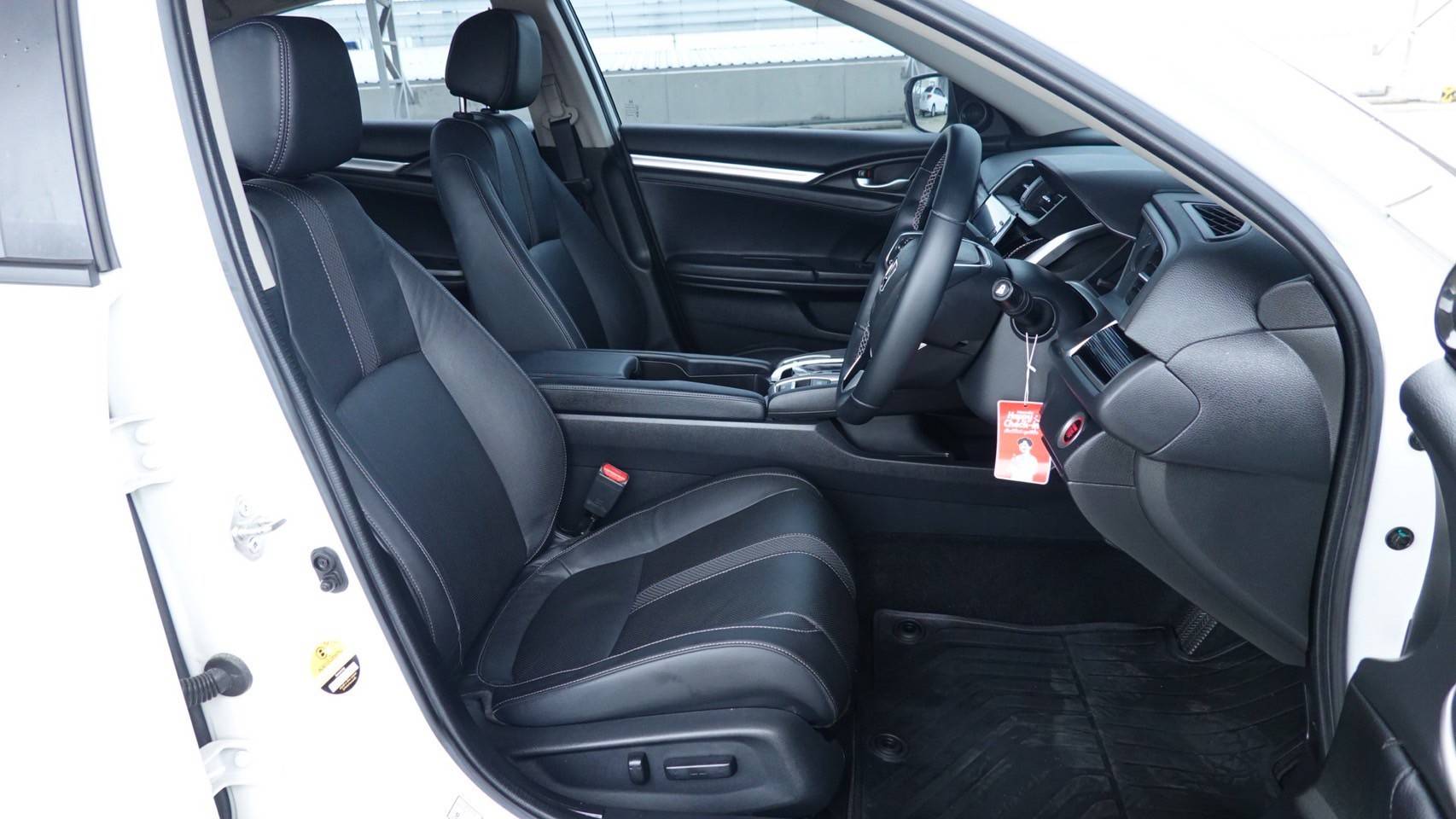 Honda Civic FC 1.8 EL 2019 สีขาว (รูปที่ 8)