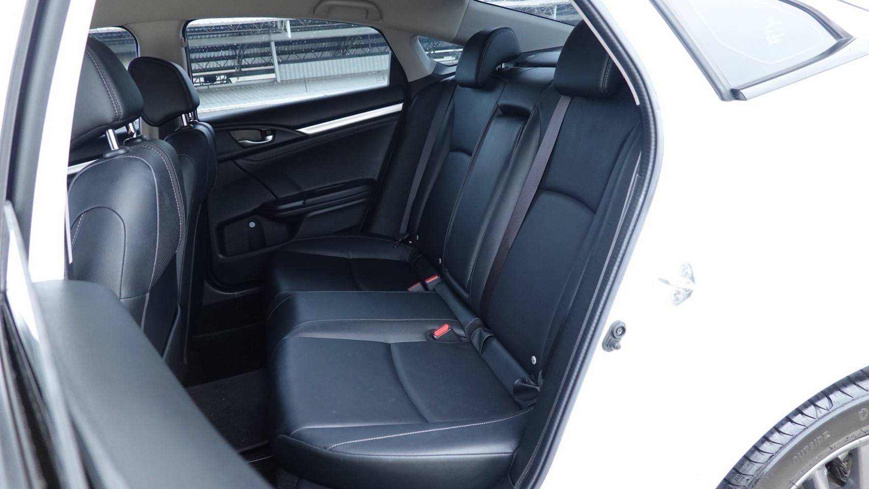 Honda Civic FC 1.8 EL 2019 สีขาว (รูปที่ 5)