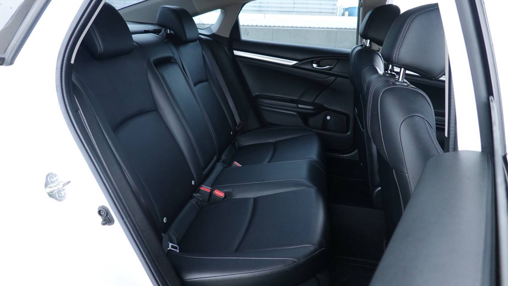 Honda Civic FC 1.8 EL 2019 สีขาว (รูปที่ 9)