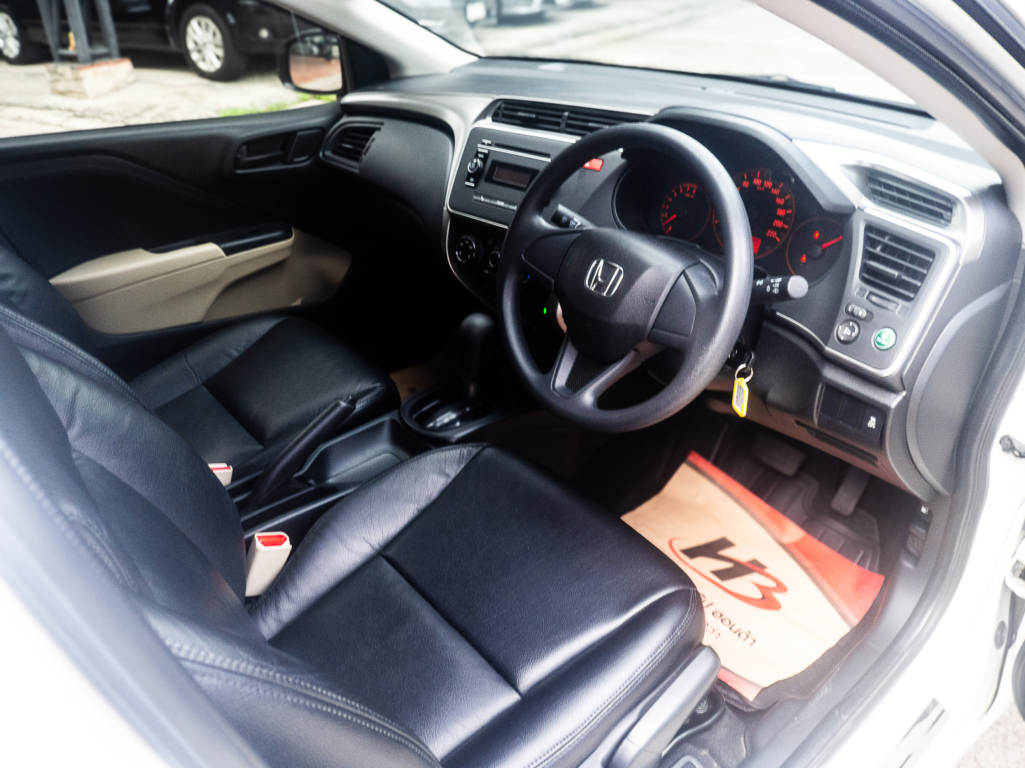 2014 Honda City สีขาว (รูปที่ 8)