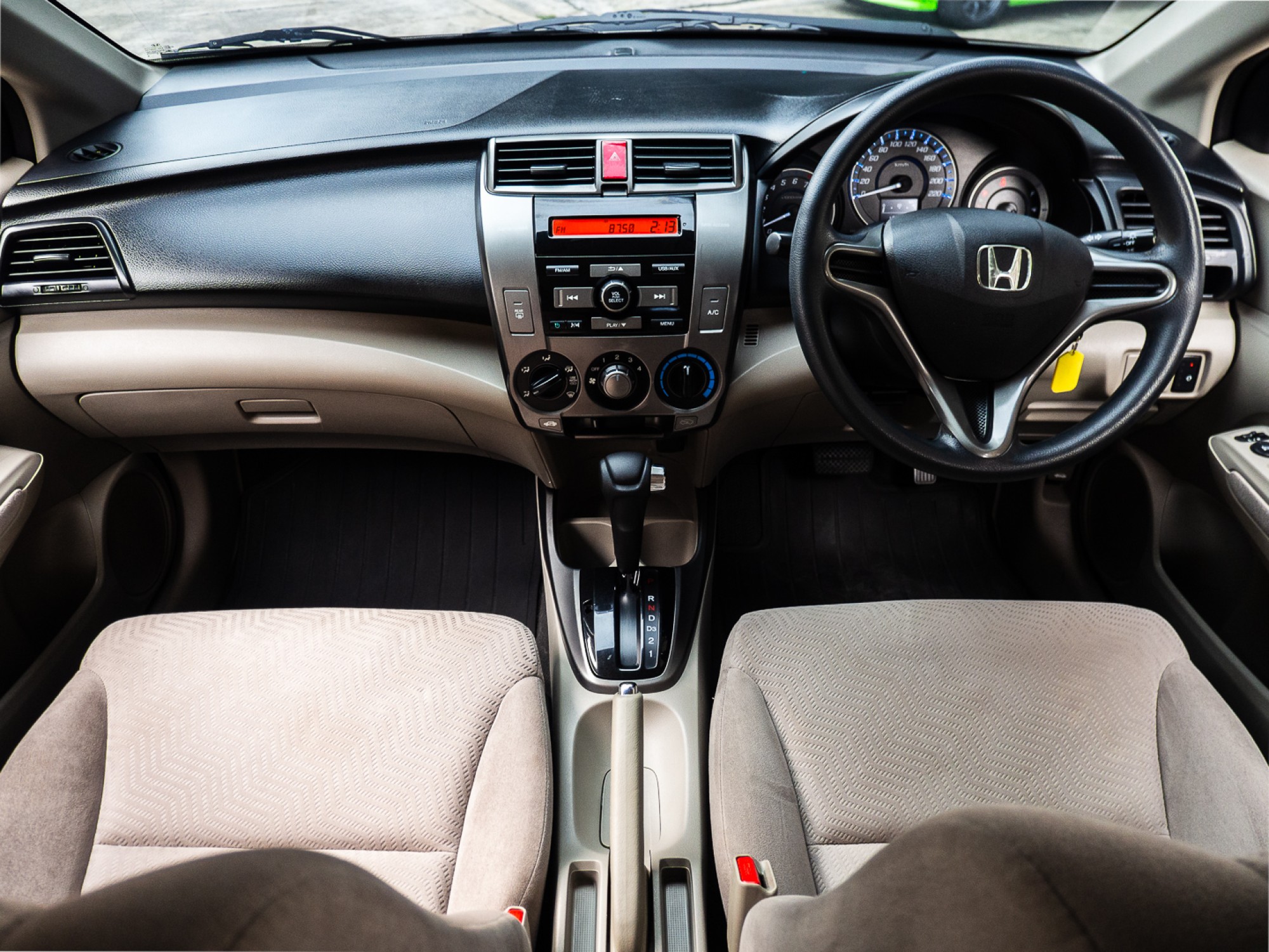 2012 Honda City สีขาว (รูปที่ 13)