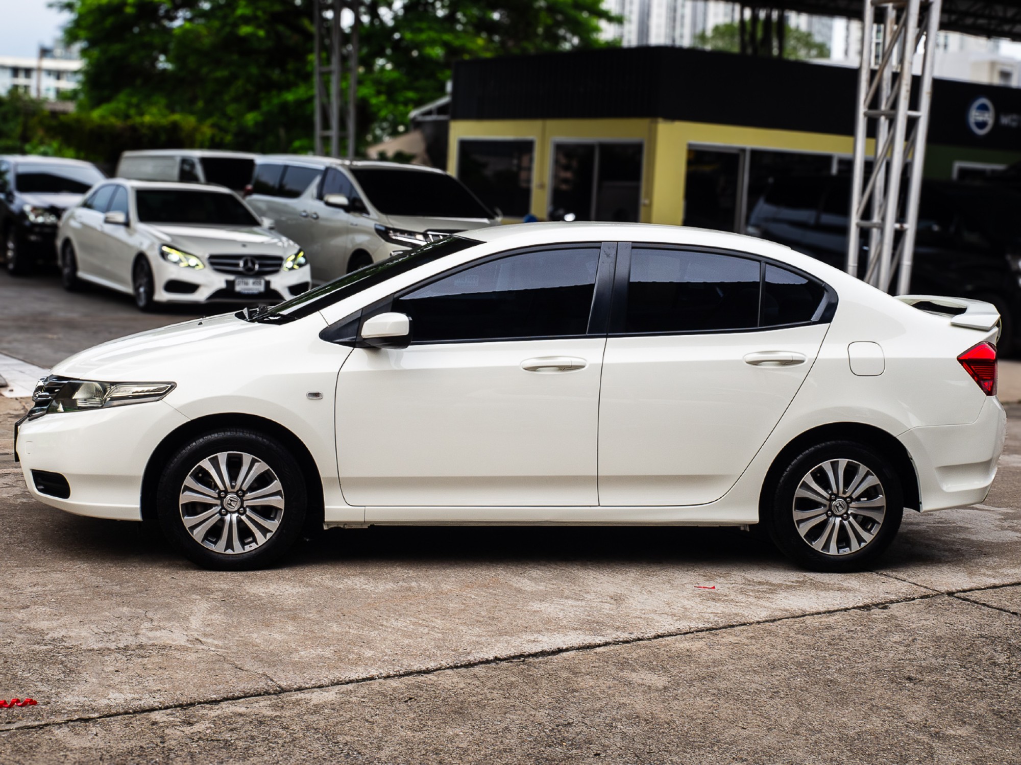 2012 Honda City สีขาว (รูปที่ 4)