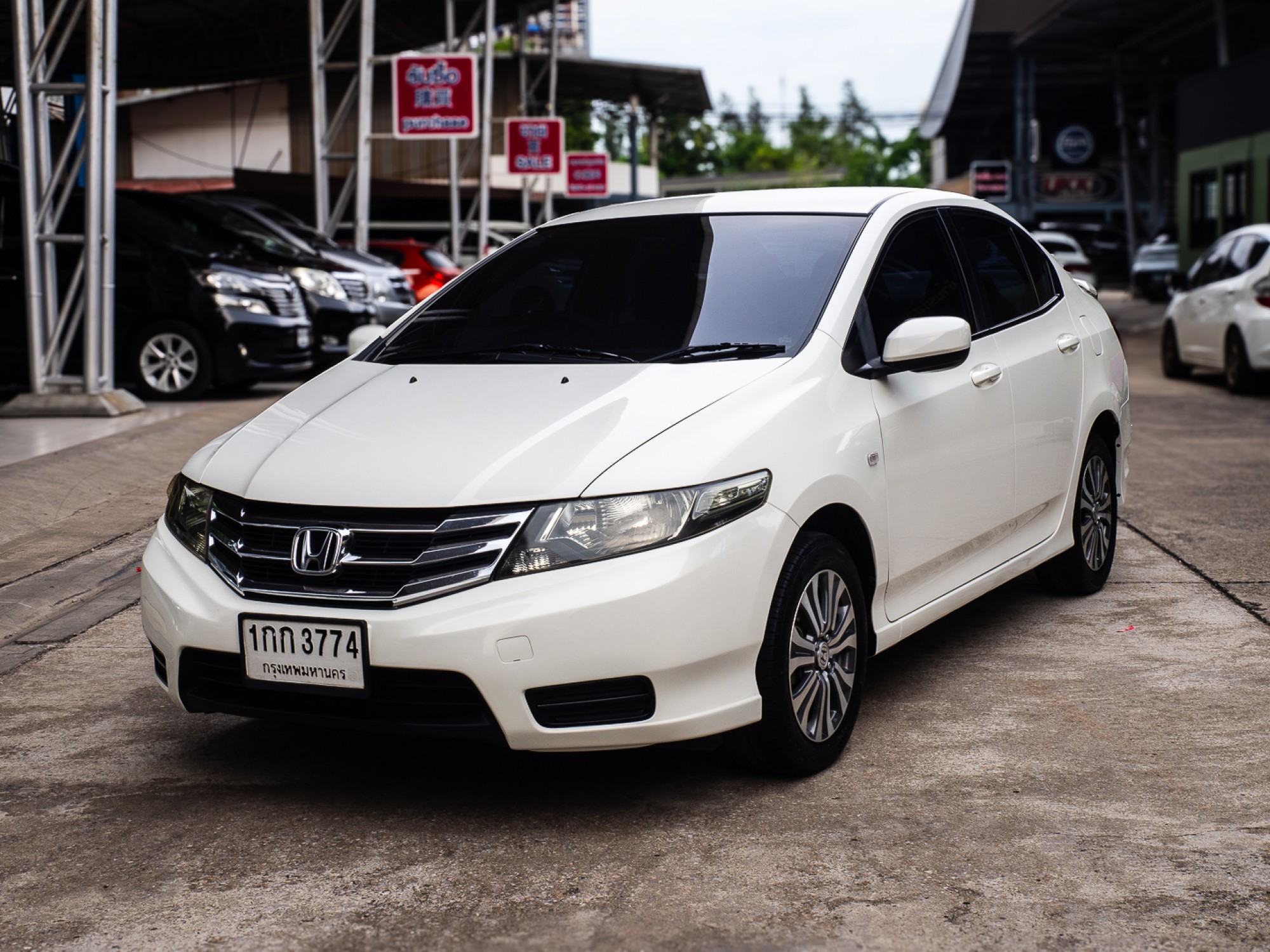 2012 Honda City สีขาว (รูปที่ 2)