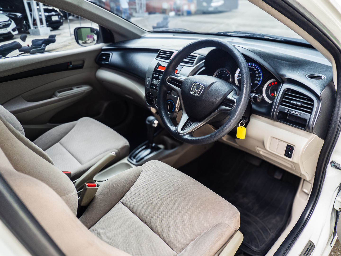 2012 Honda City สีขาว (รูปที่ 16)