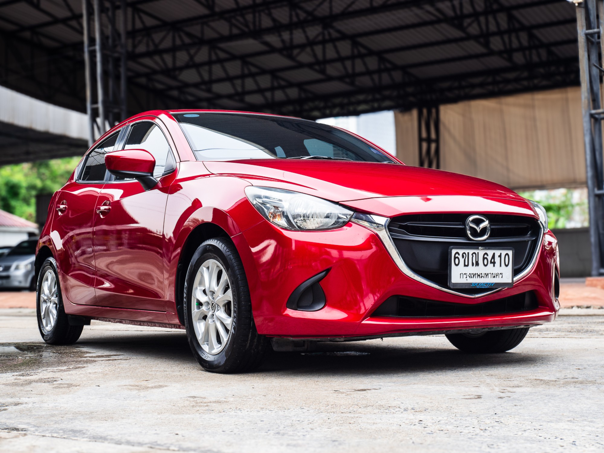 2016 Mazda 2 Hatchback (5 ประตู) สีแดง (รูปที่ 3)
