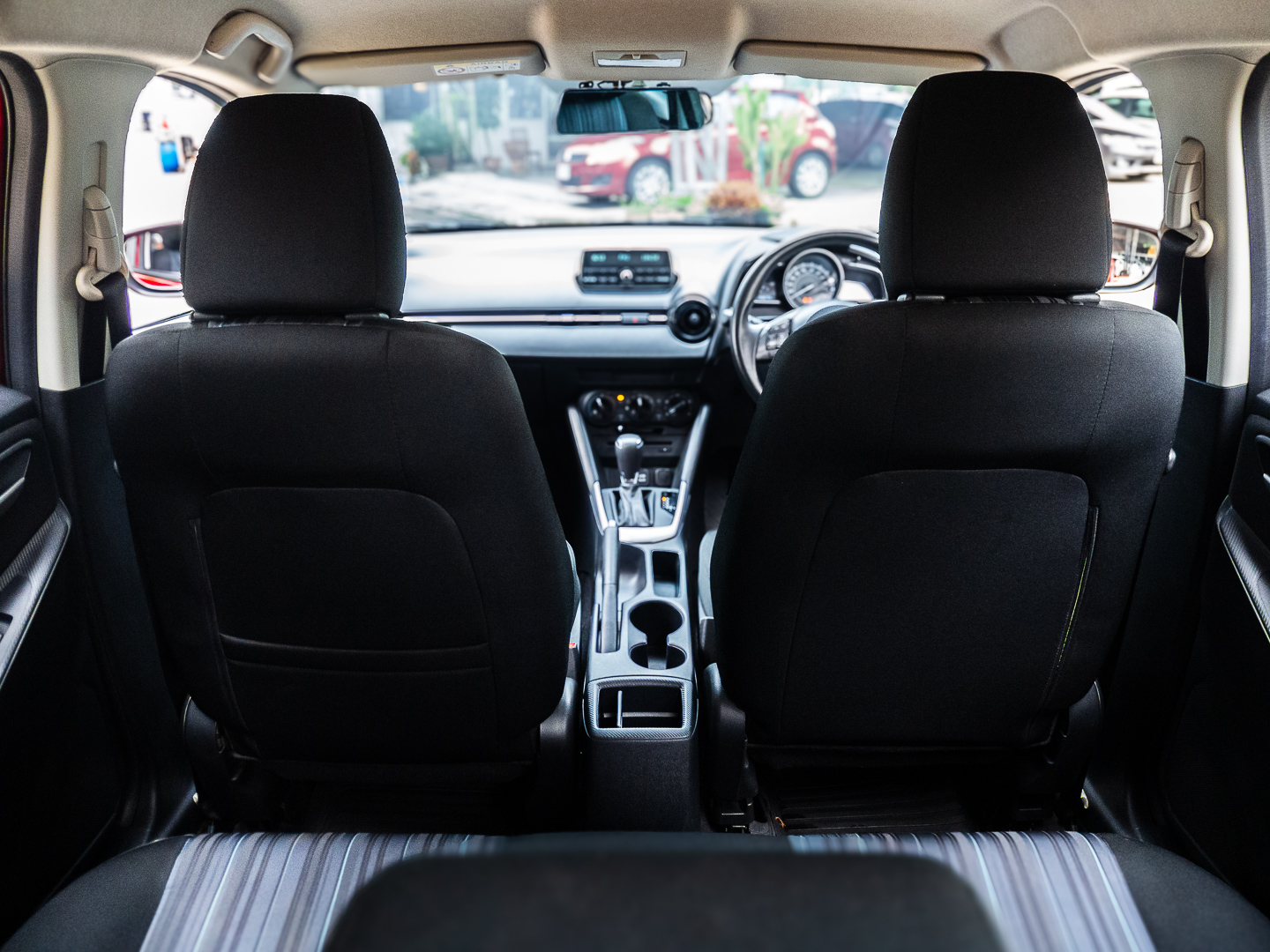 2016 Mazda 2 Hatchback (5 ประตู) สีแดง (รูปที่ 14)