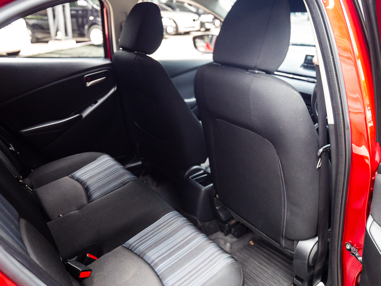 2016 Mazda 2 Hatchback (5 ประตู) สีแดง (รูปที่ 9)