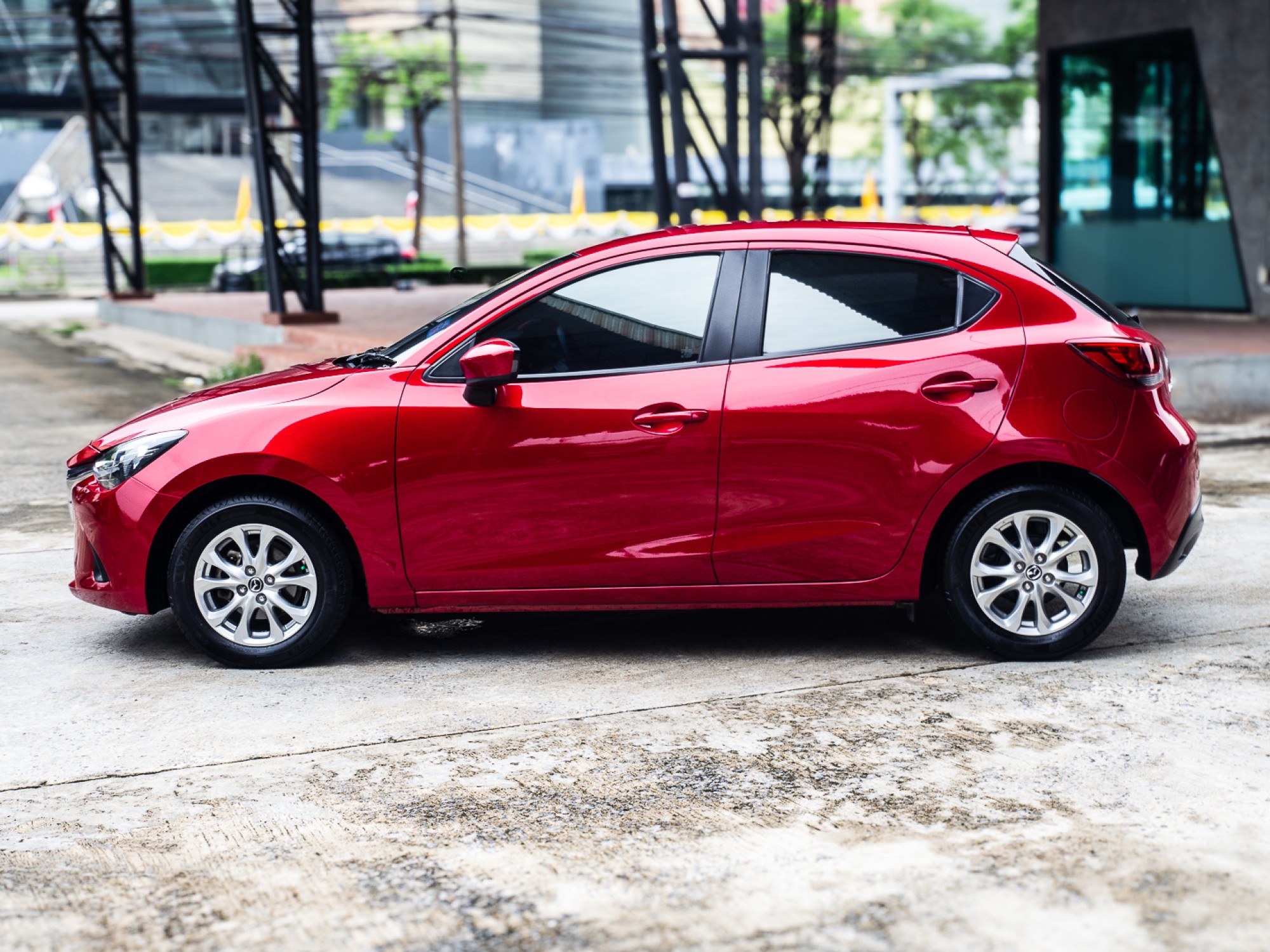 2016 Mazda 2 Hatchback (5 ประตู) สีแดง (รูปที่ 13)