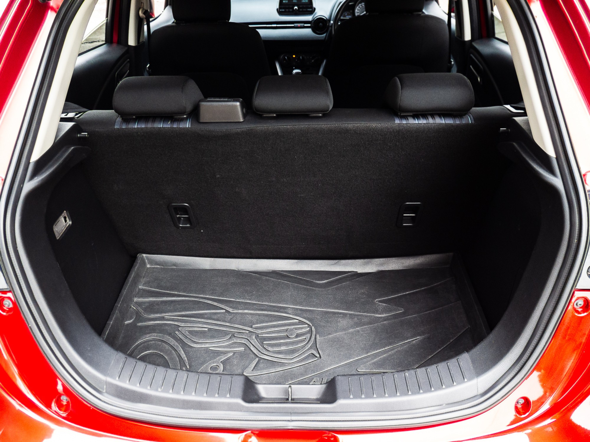 2016 Mazda 2 Hatchback (5 ประตู) สีแดง (รูปที่ 12)