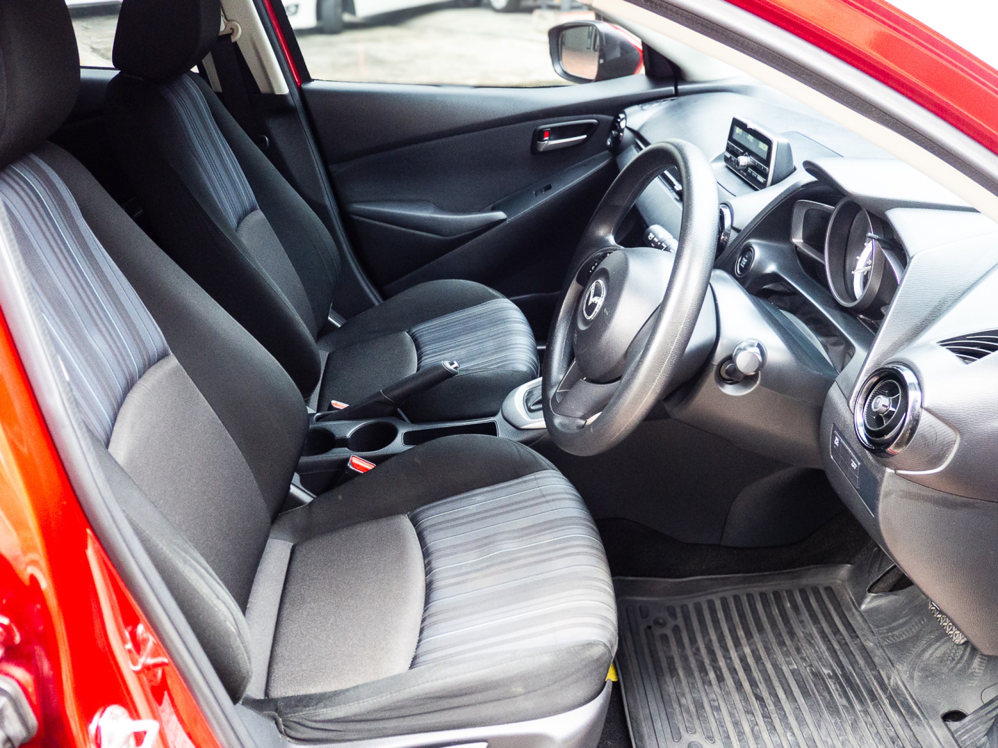 2016 Mazda 2 Hatchback (5 ประตู) สีแดง (รูปที่ 15)