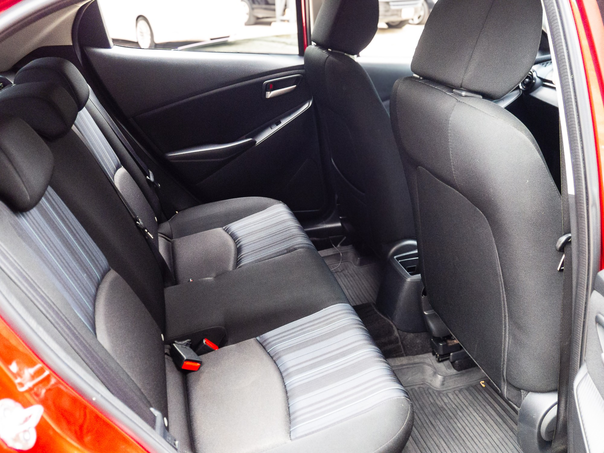 2016 Mazda 2 Hatchback (5 ประตู) สีแดง (รูปที่ 7)