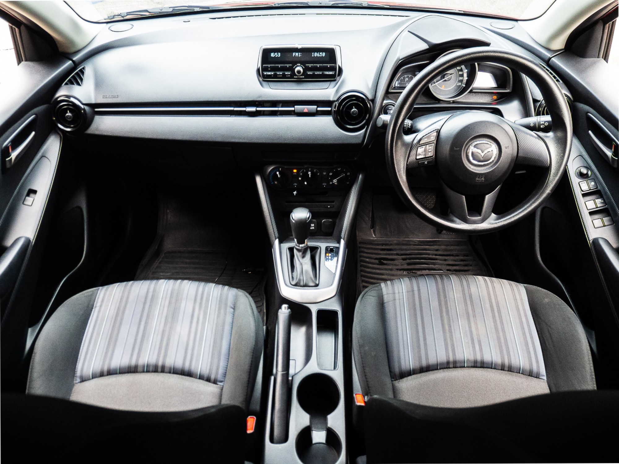 2016 Mazda 2 Hatchback (5 ประตู) สีแดง (รูปที่ 10)